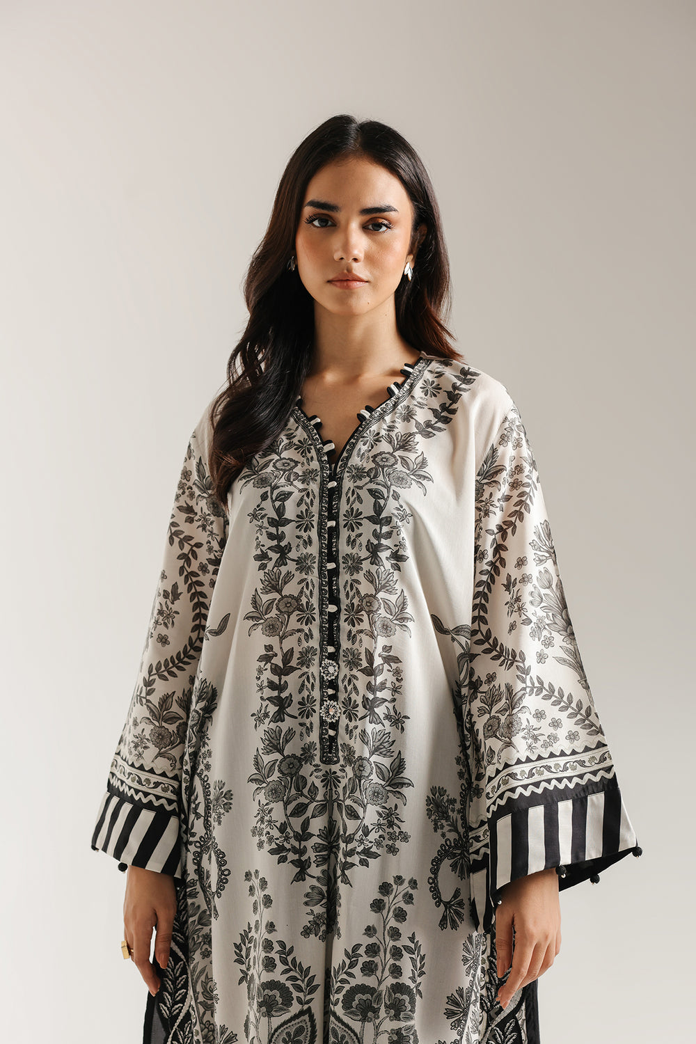 EMBROIDERED SUIT (E3467/103/003)