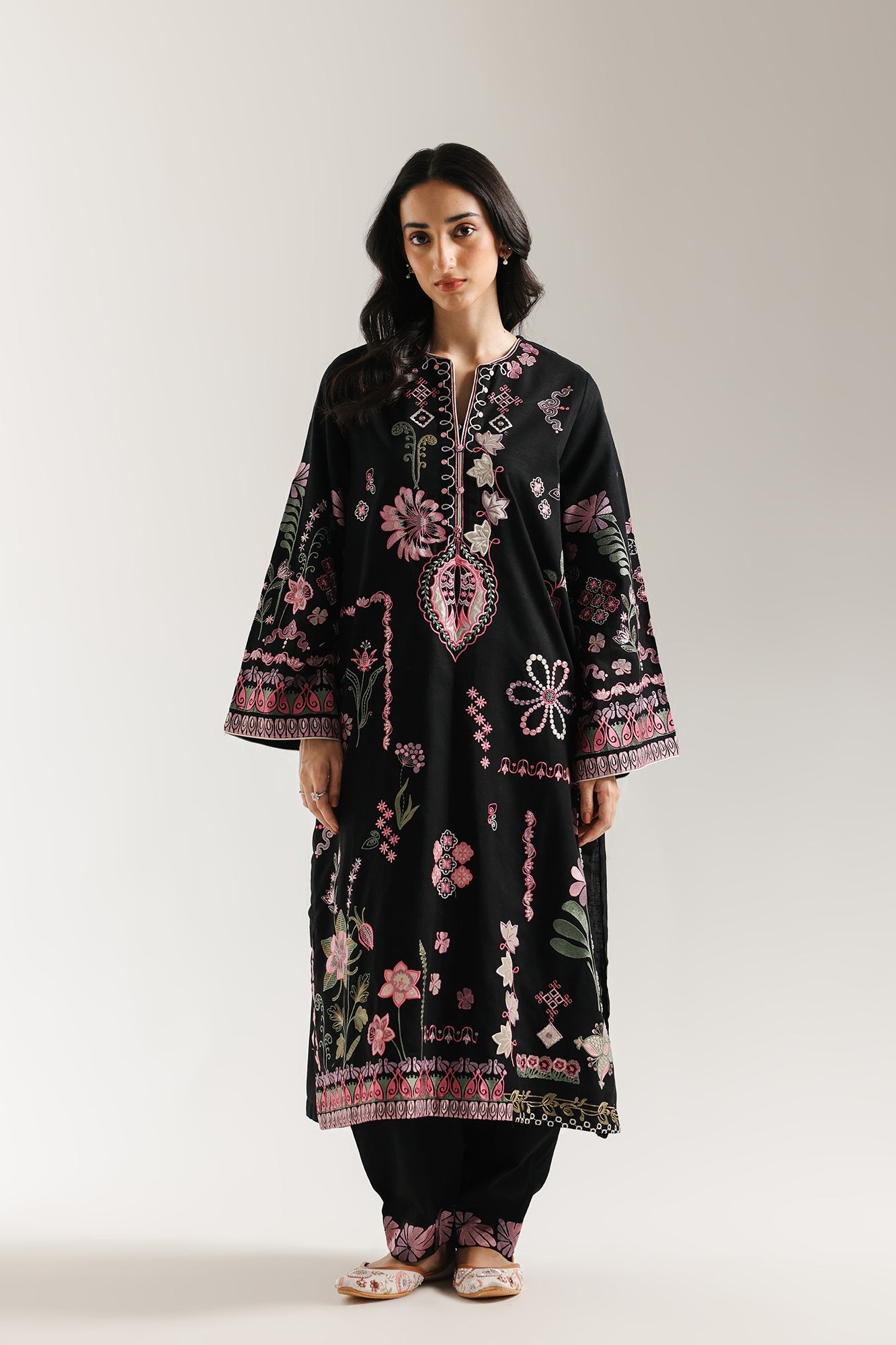 EMBROIDERED SUIT (E3715/103/902)