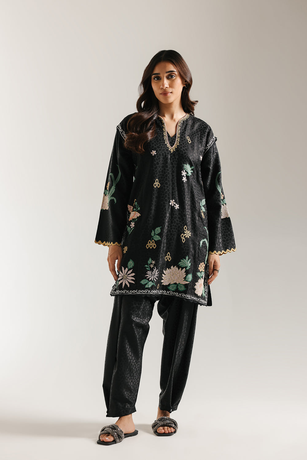 EMBROIDERED SUIT (E6628/102/901)