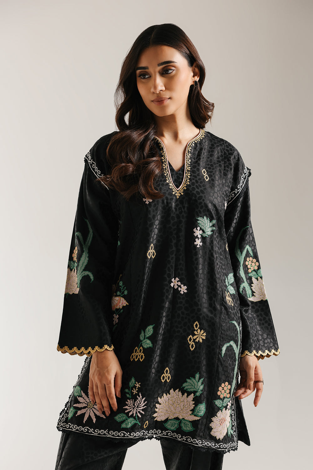 EMBROIDERED SUIT (E6628/102/901)