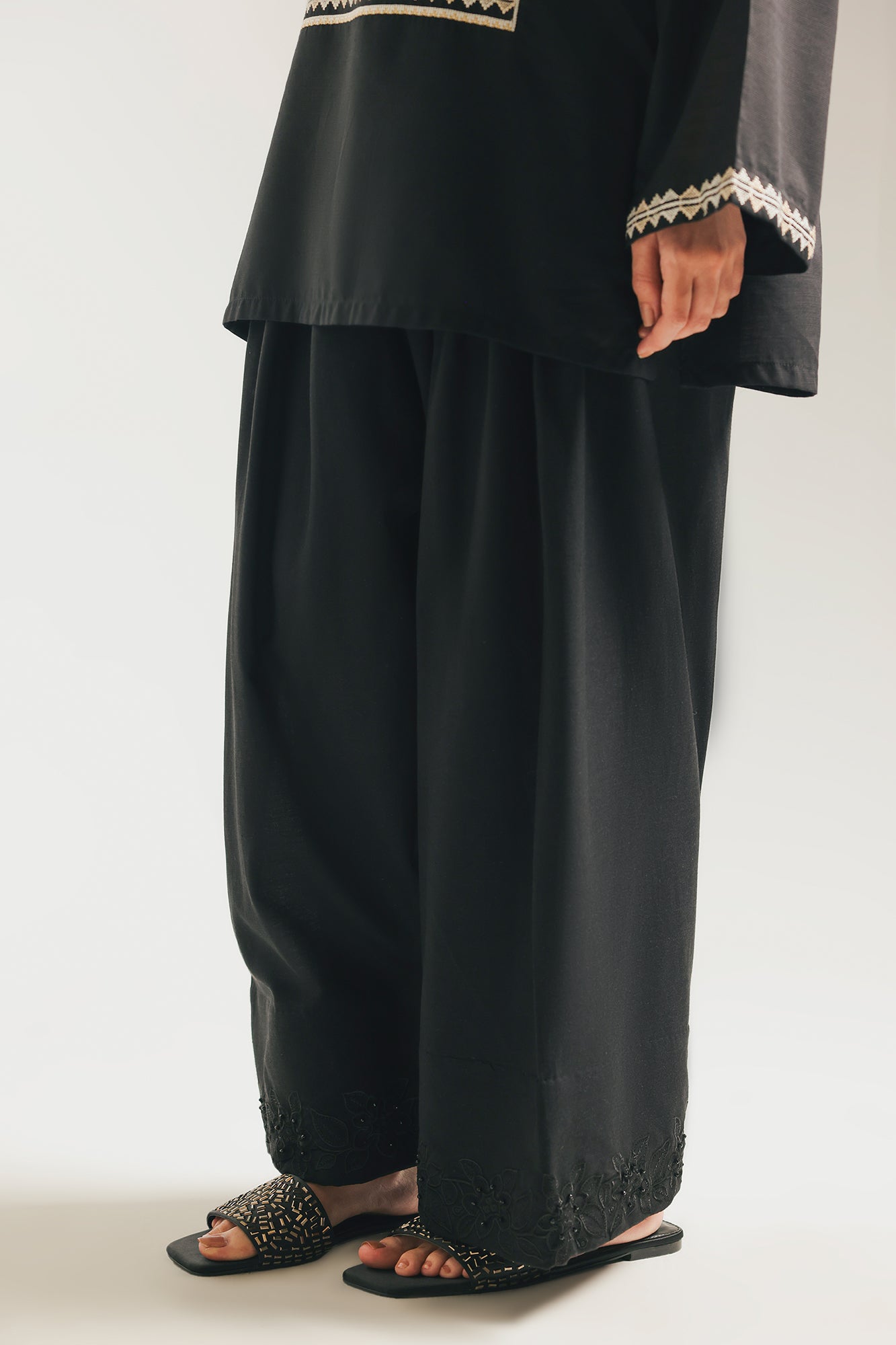 FARSHI SHALWAR (E6654/102/901)