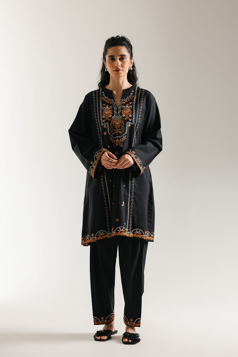 EMBROIDERED SUIT (E7004/102/902)