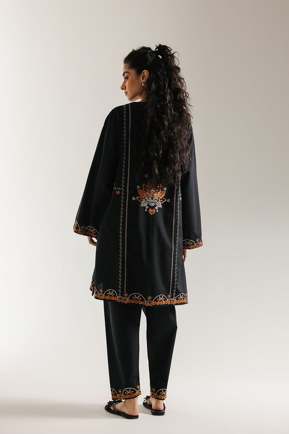 EMBROIDERED SUIT (E7004/102/902)