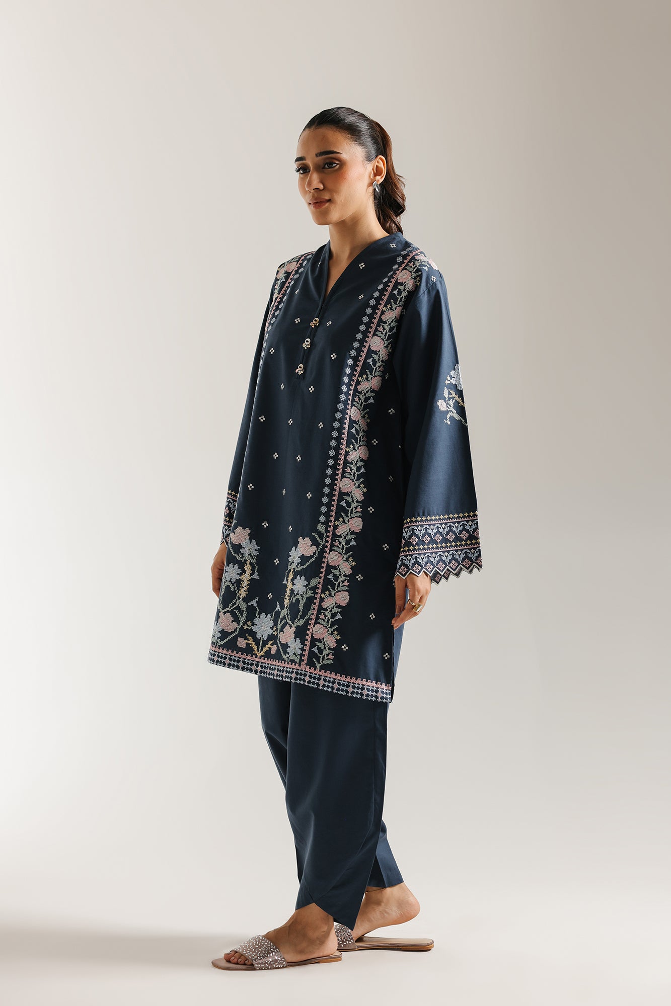 EMBROIDERED SUIT (E7007/102/622)