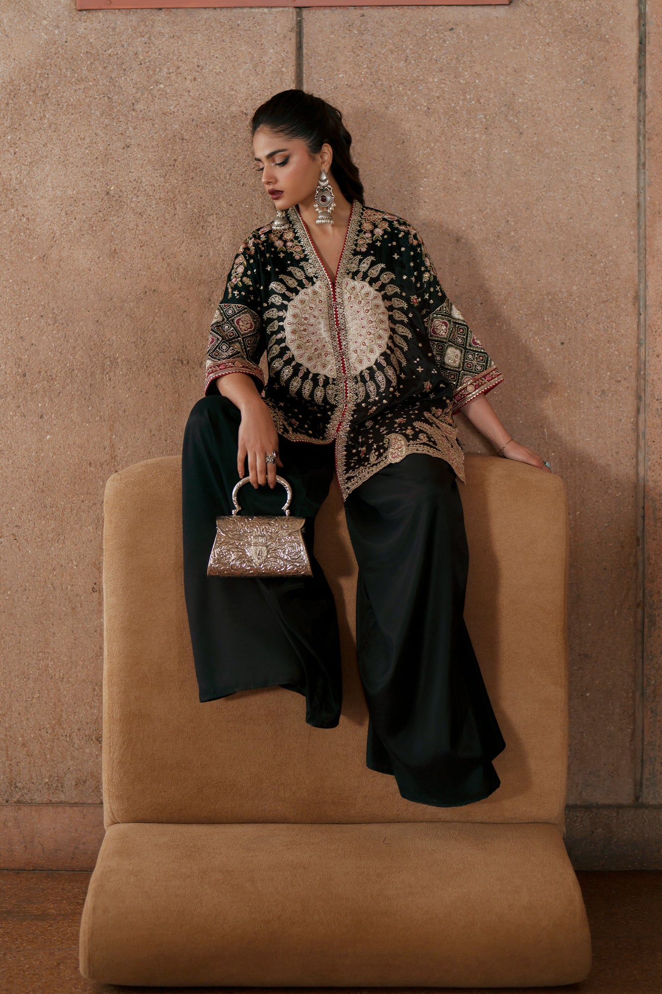 EMBROIDERED SUIT (E1041/104/902)