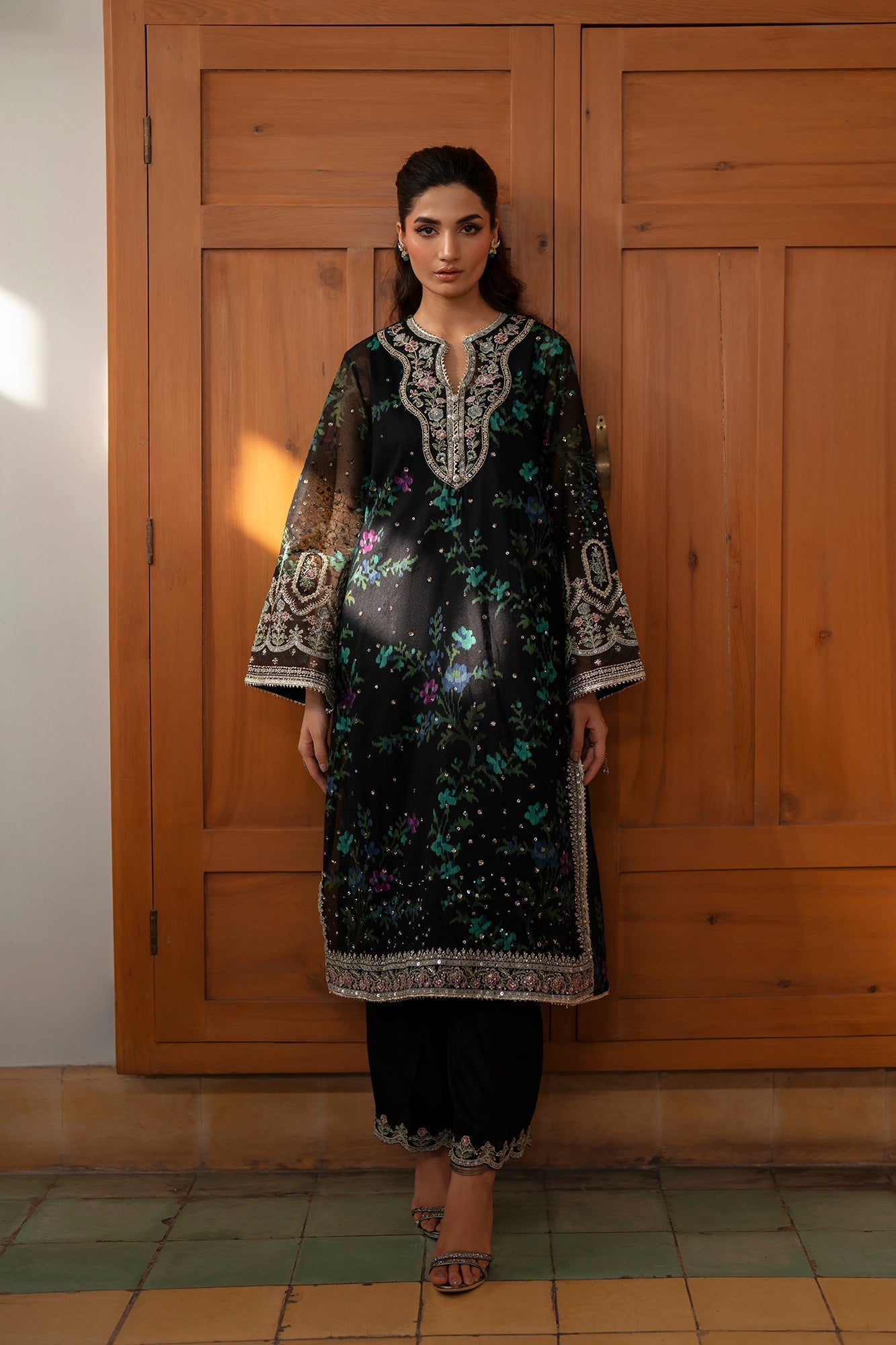EMBROIDERED SUIT (E104/901/0817)