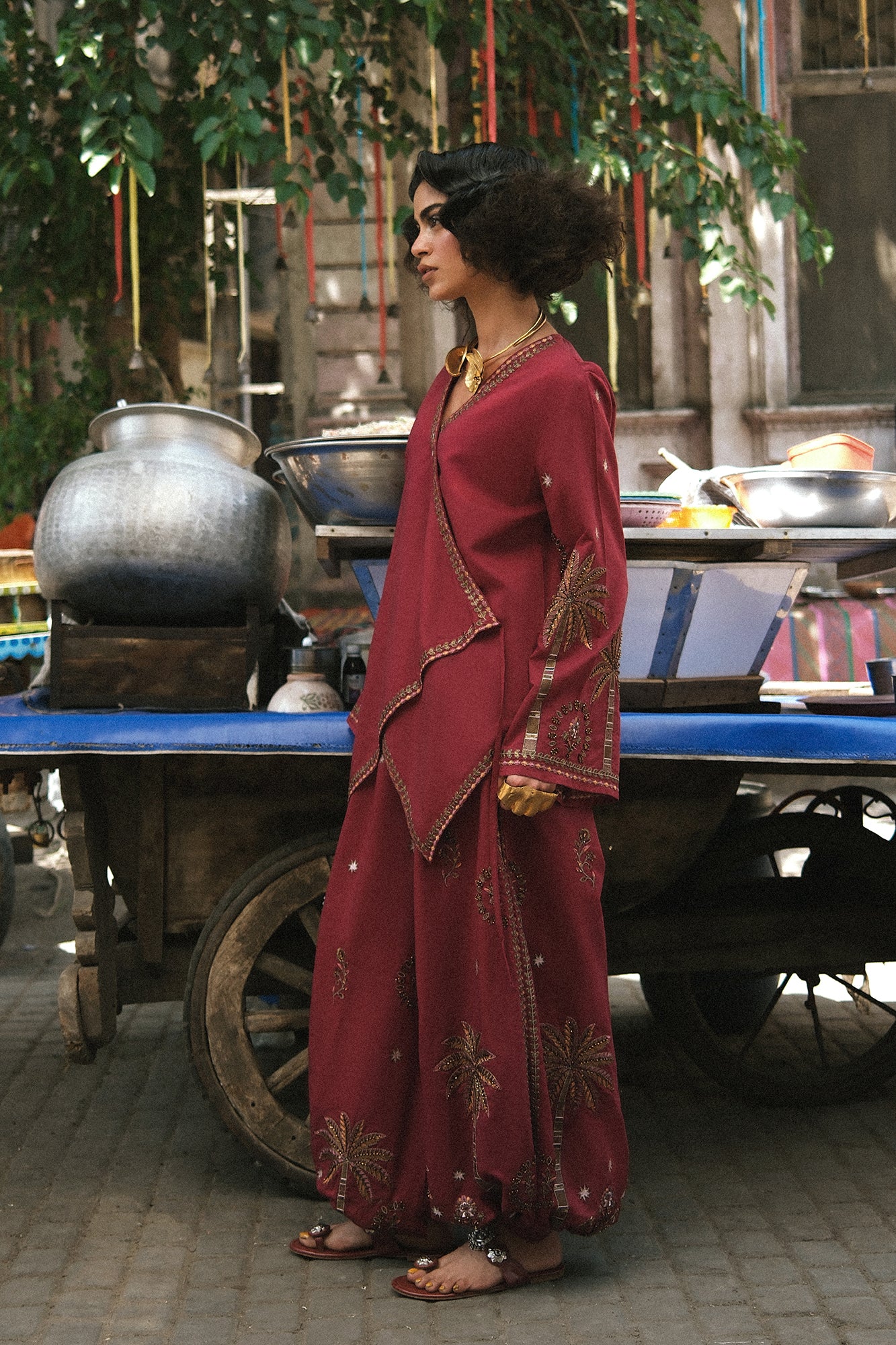 EMBROIDERED SUIT (E0826/119/305)