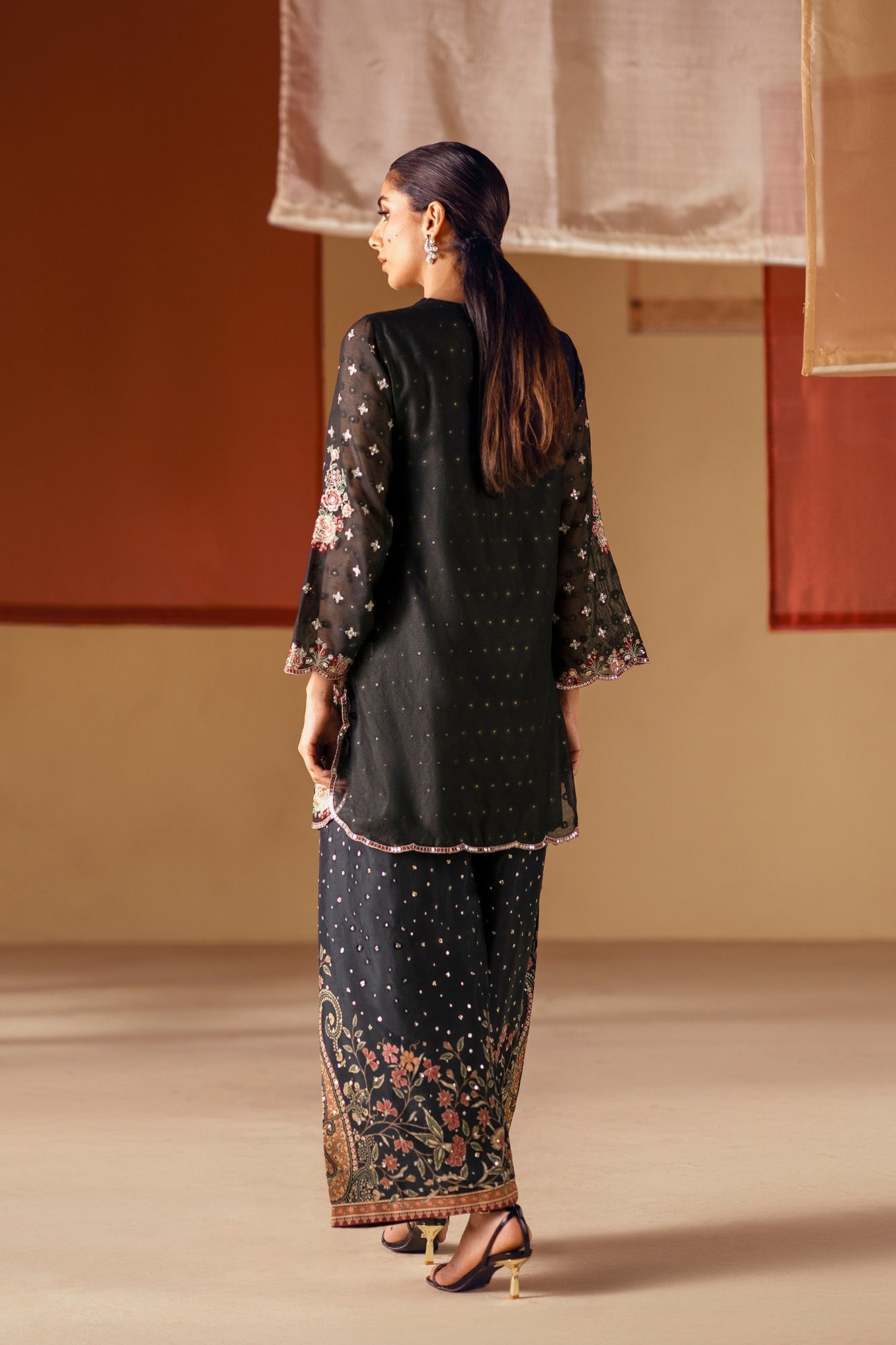 EMBROIDERED SUIT (E0832/104/902)