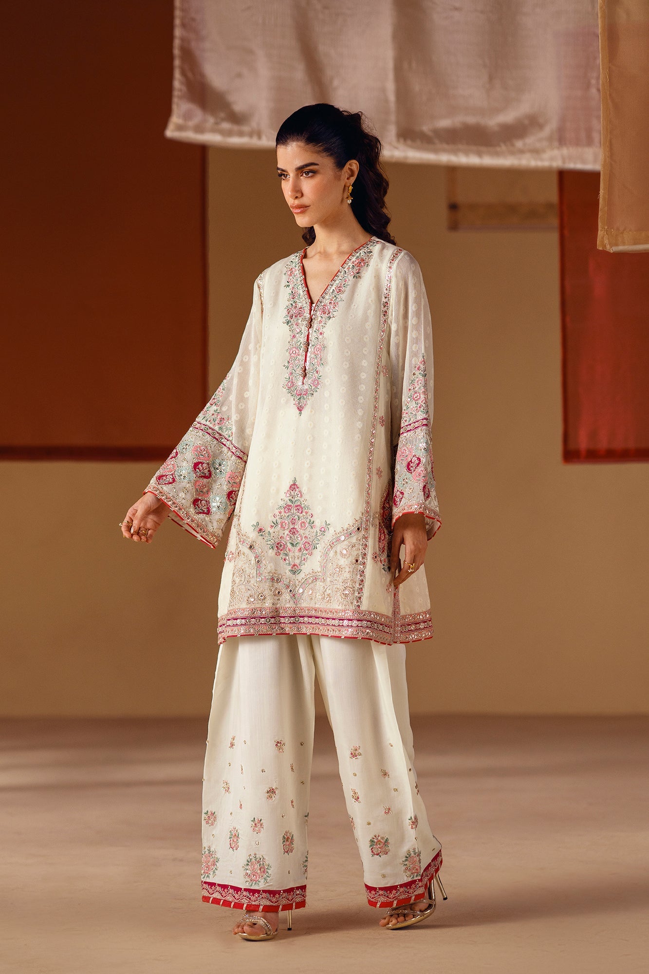EMBROIDERED SUIT (E104/002/0833)