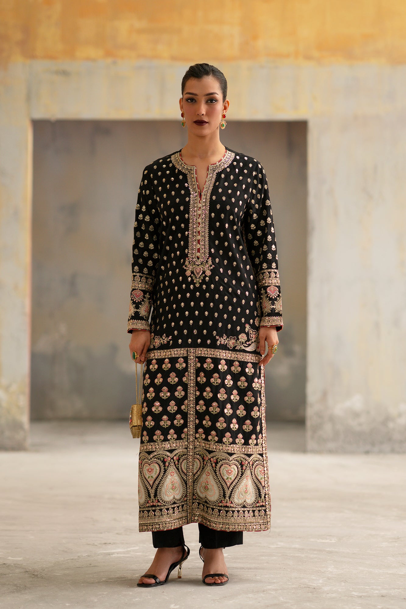 EMBROIDERED SUIT (E1010/104/901)