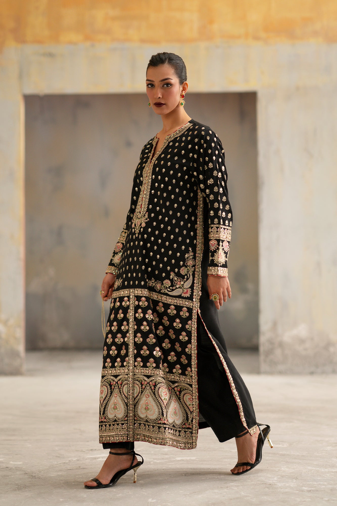 EMBROIDERED SUIT (E1010/104/901)