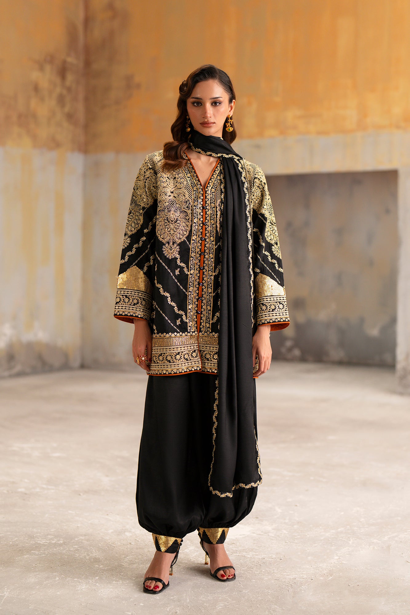 EMBROIDERED SUIT (E1050/104/902)