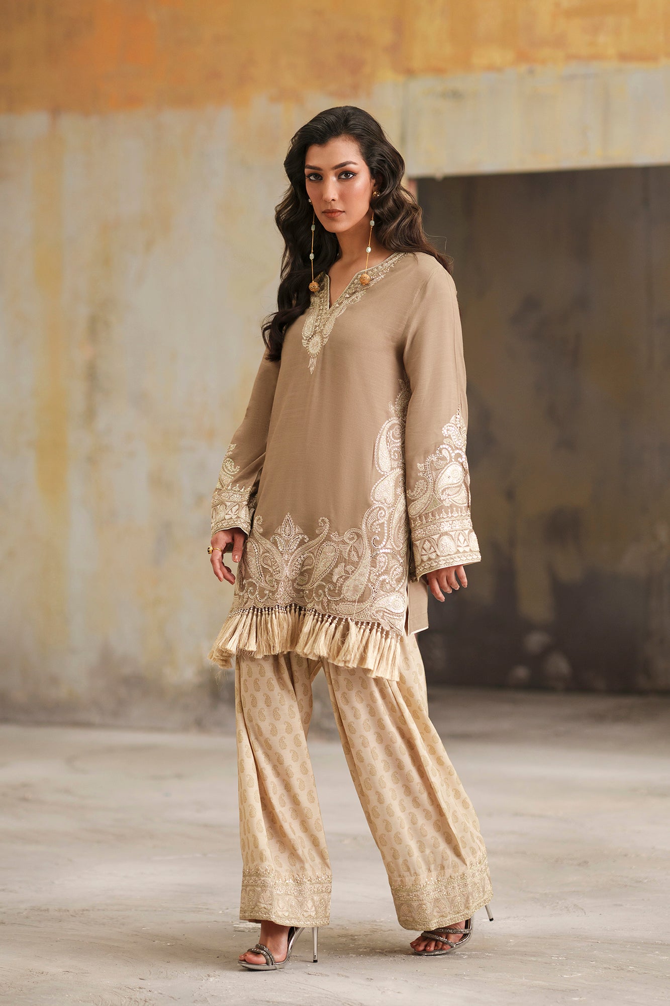 EMBROIDERED SUIT (E1052/104/808)