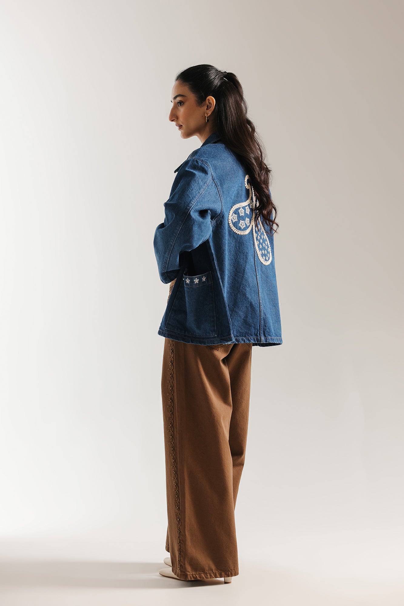 EMBROIDERED JEANS (E1058/101/821)
