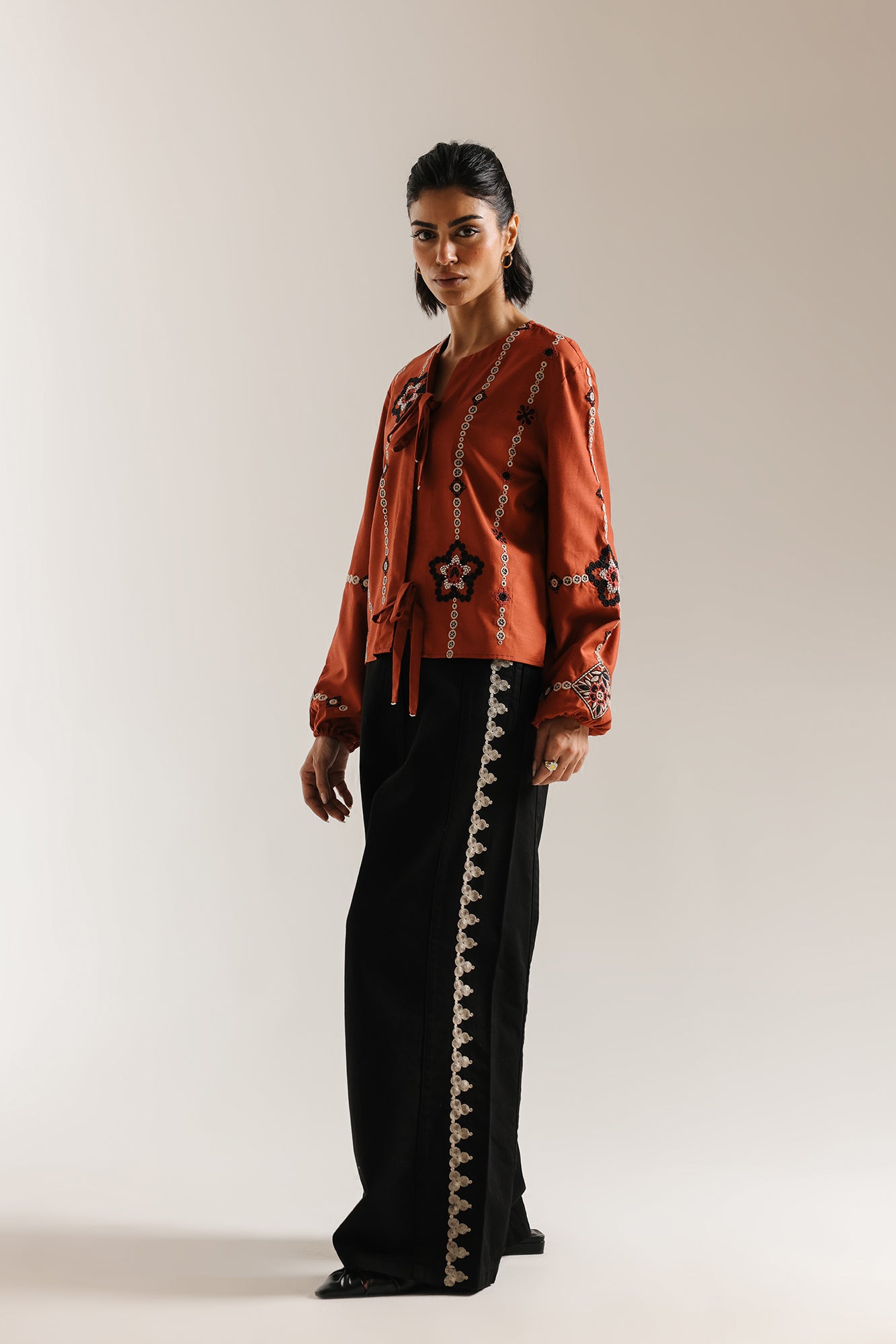 EMBROIDERED JEANS (E1059/101/901)