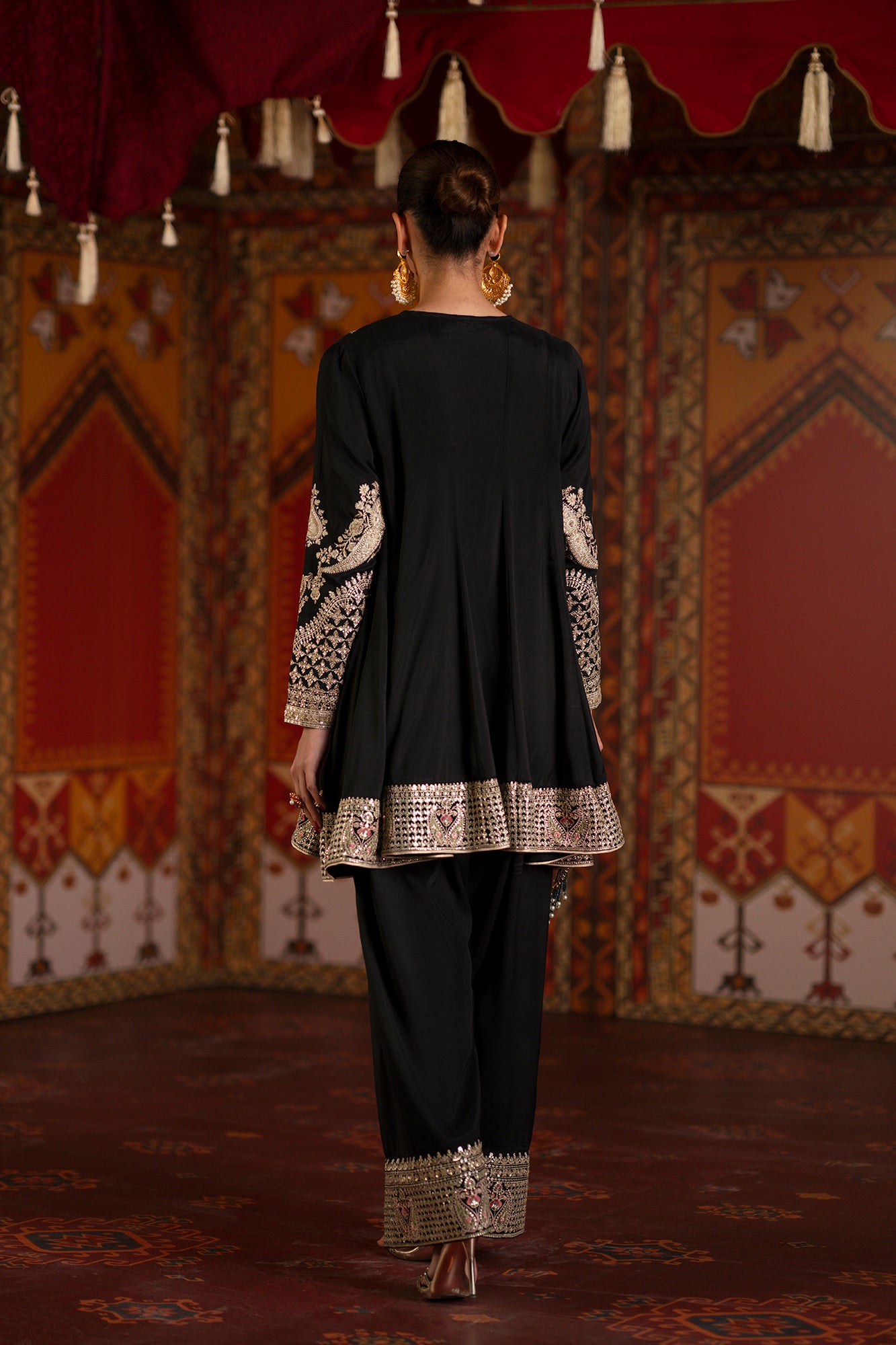 EMBROIDERED SUIT (E1066/104/902)
