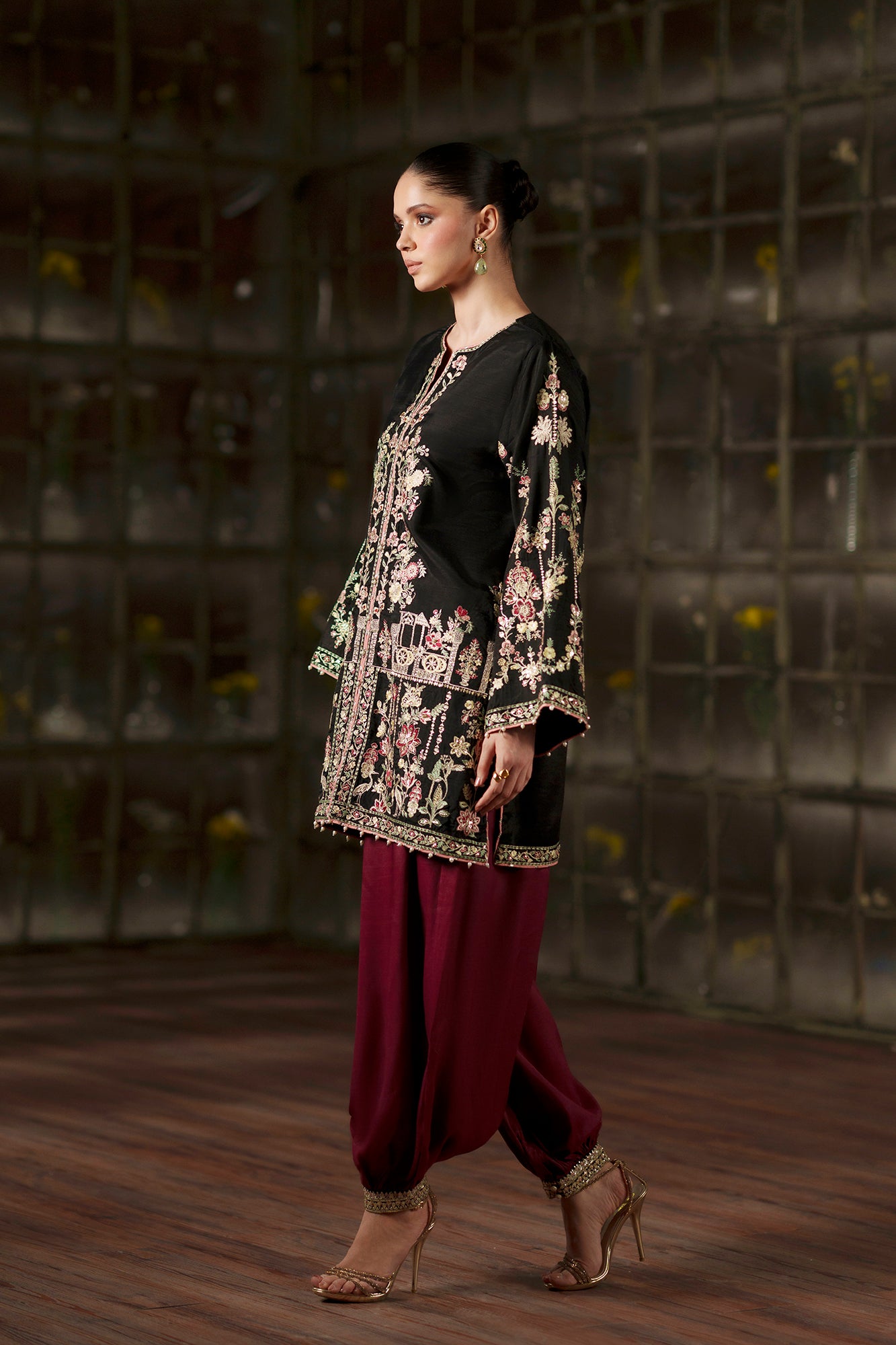 EMBROIDERED SUIT (E1139/104/902)