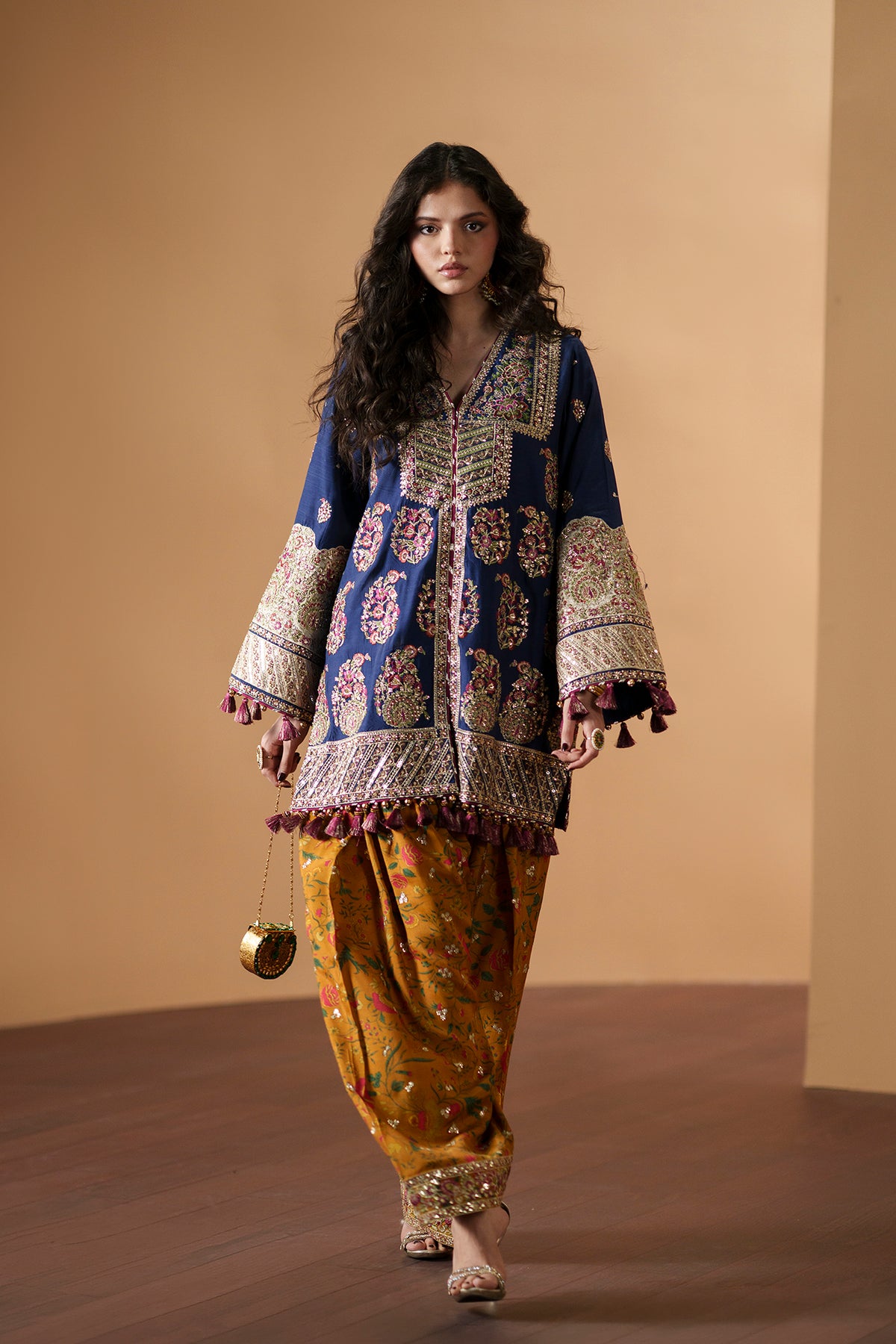 EMBROIDERED SUIT (E1224/104/620)