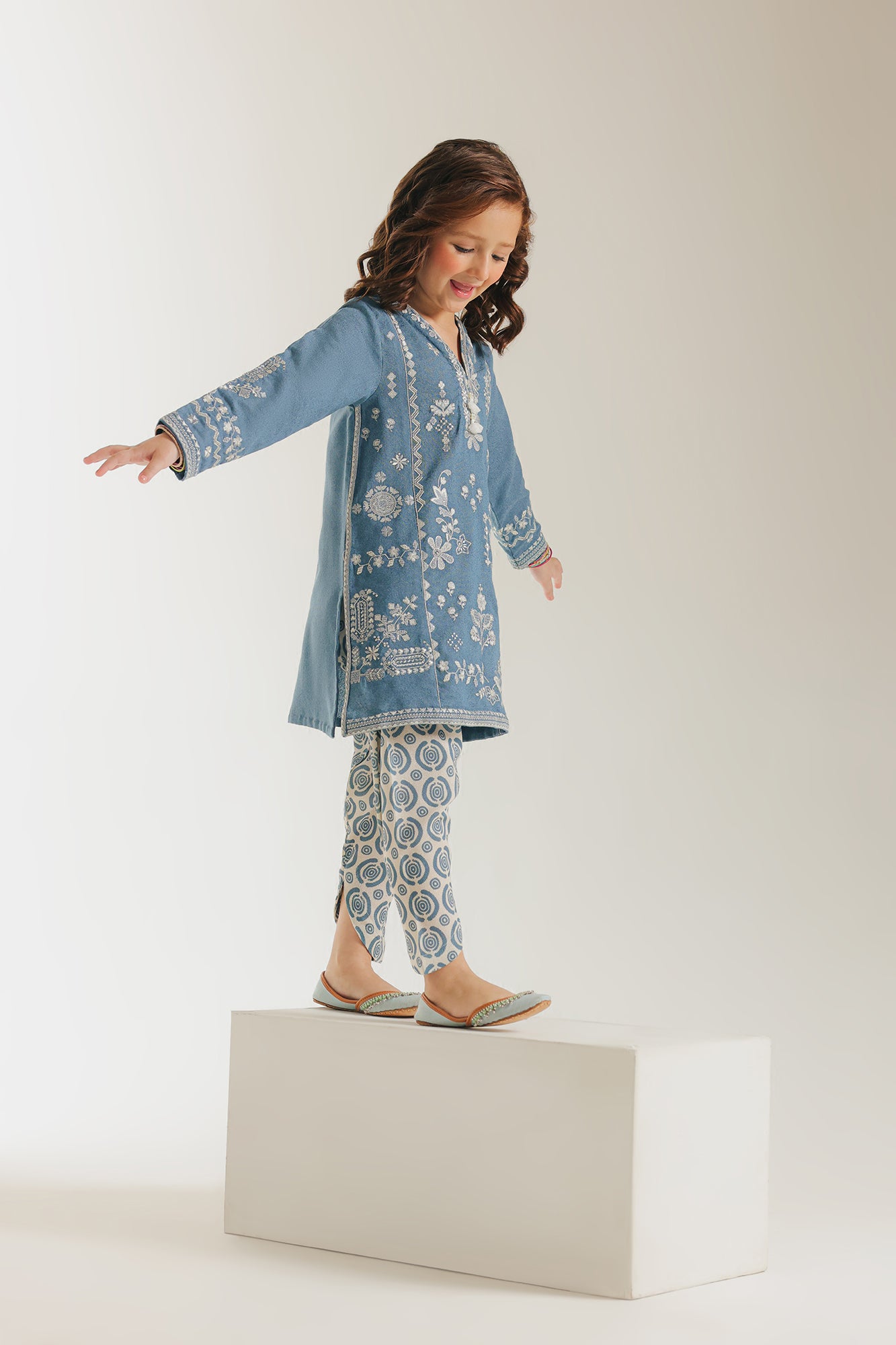 EMBROIDERED SUIT (E1364/402/628)