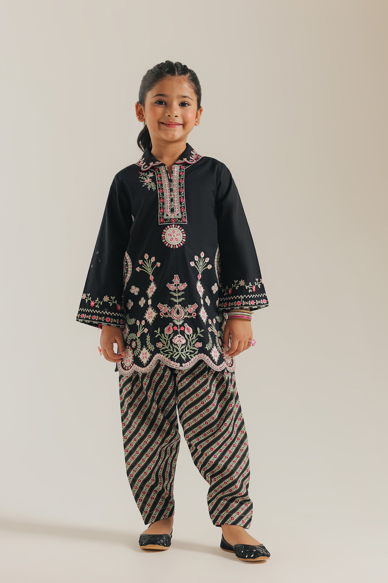 EMBROIDERED SUIT (E1600/402/902 E1600/302/902)