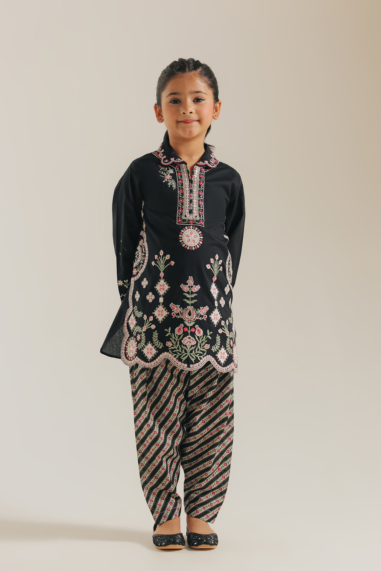 EMBROIDERED SUIT (E1600/402/902 E1600/302/902)