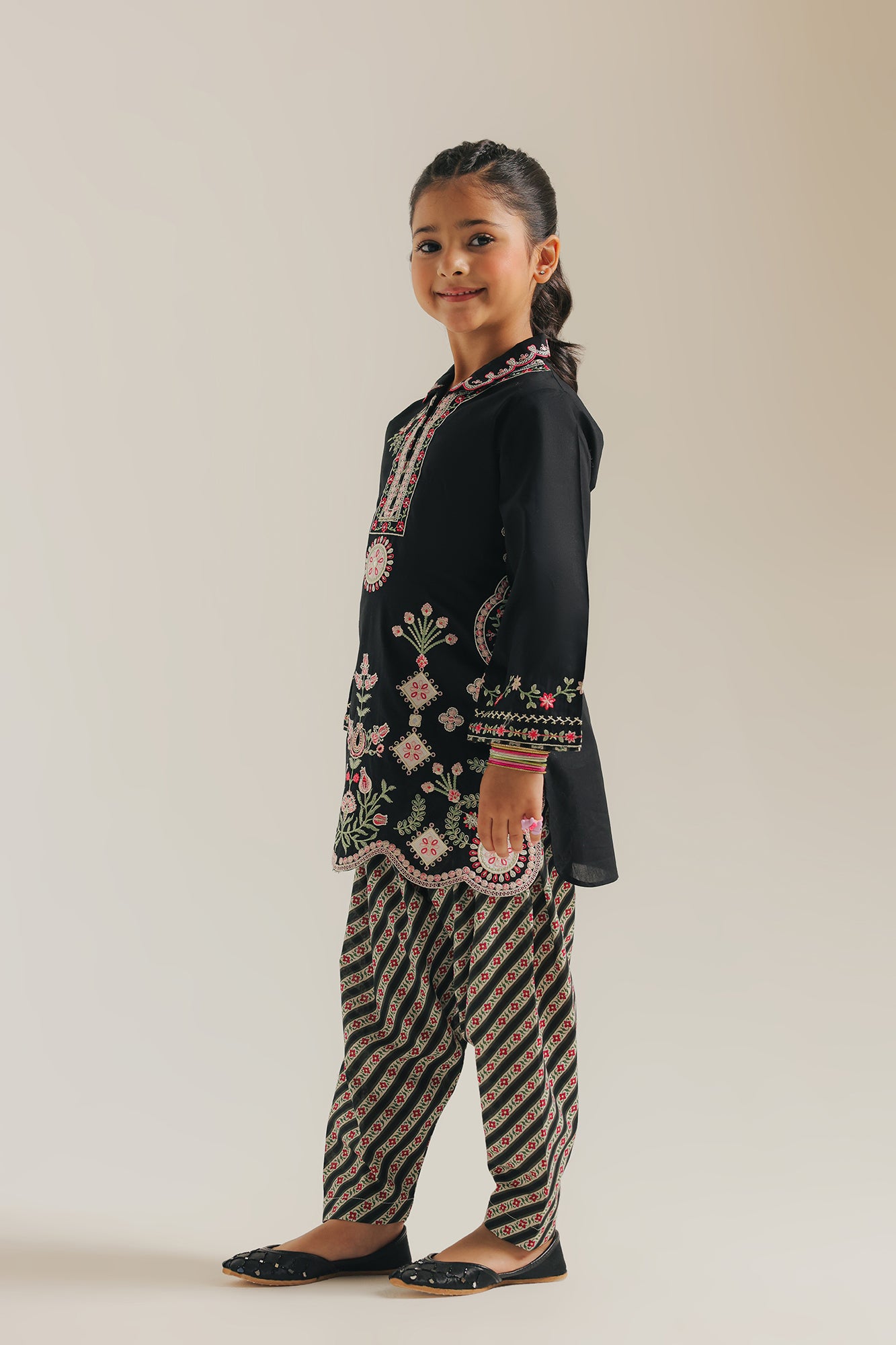 EMBROIDERED SUIT (E1600/402/902 E1600/302/902)