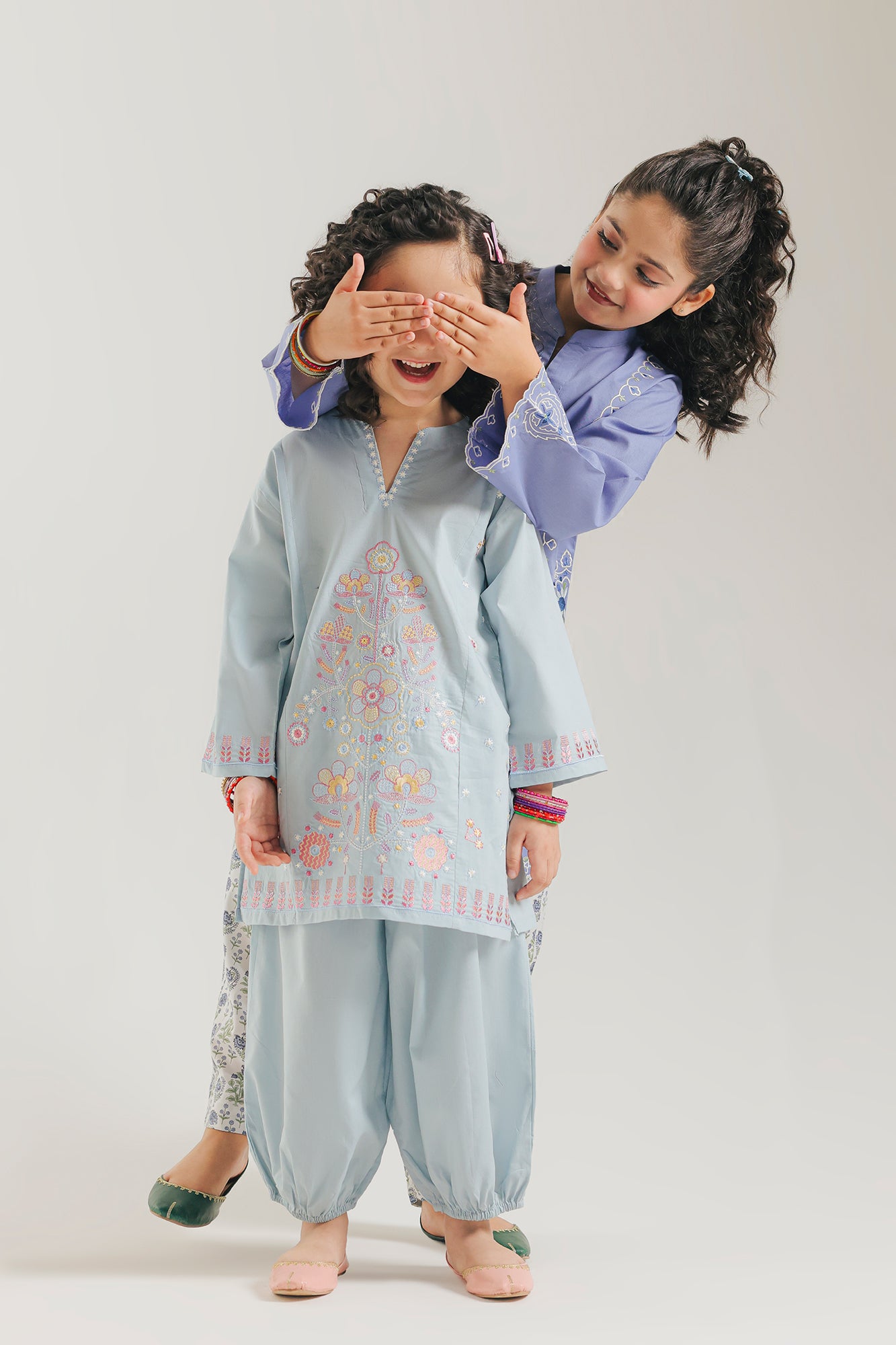 EMBROIDERED SUIT (E1634/402/617 E1634/302/617)