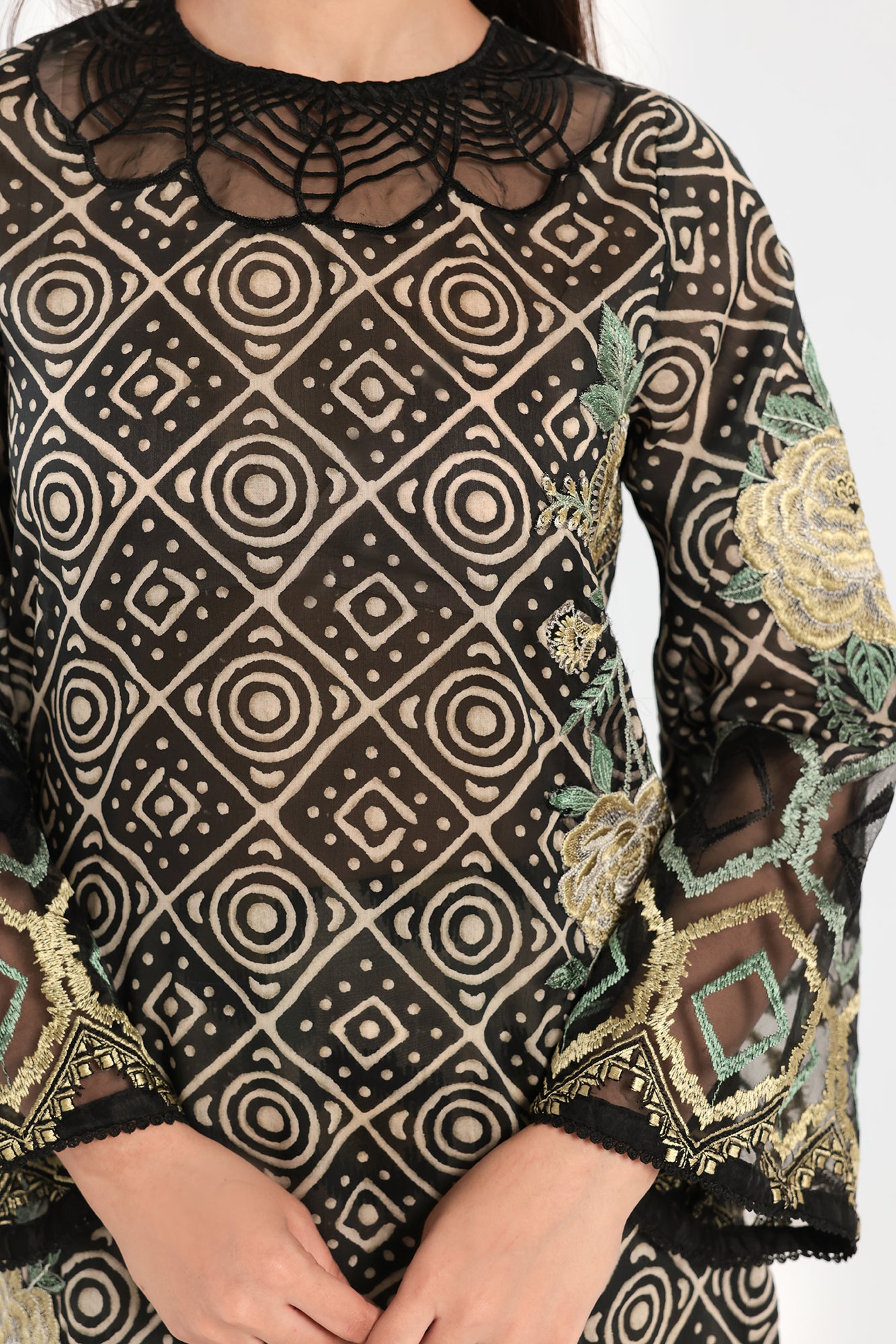 EMBROIDERED SUIT (E2322/103/901)