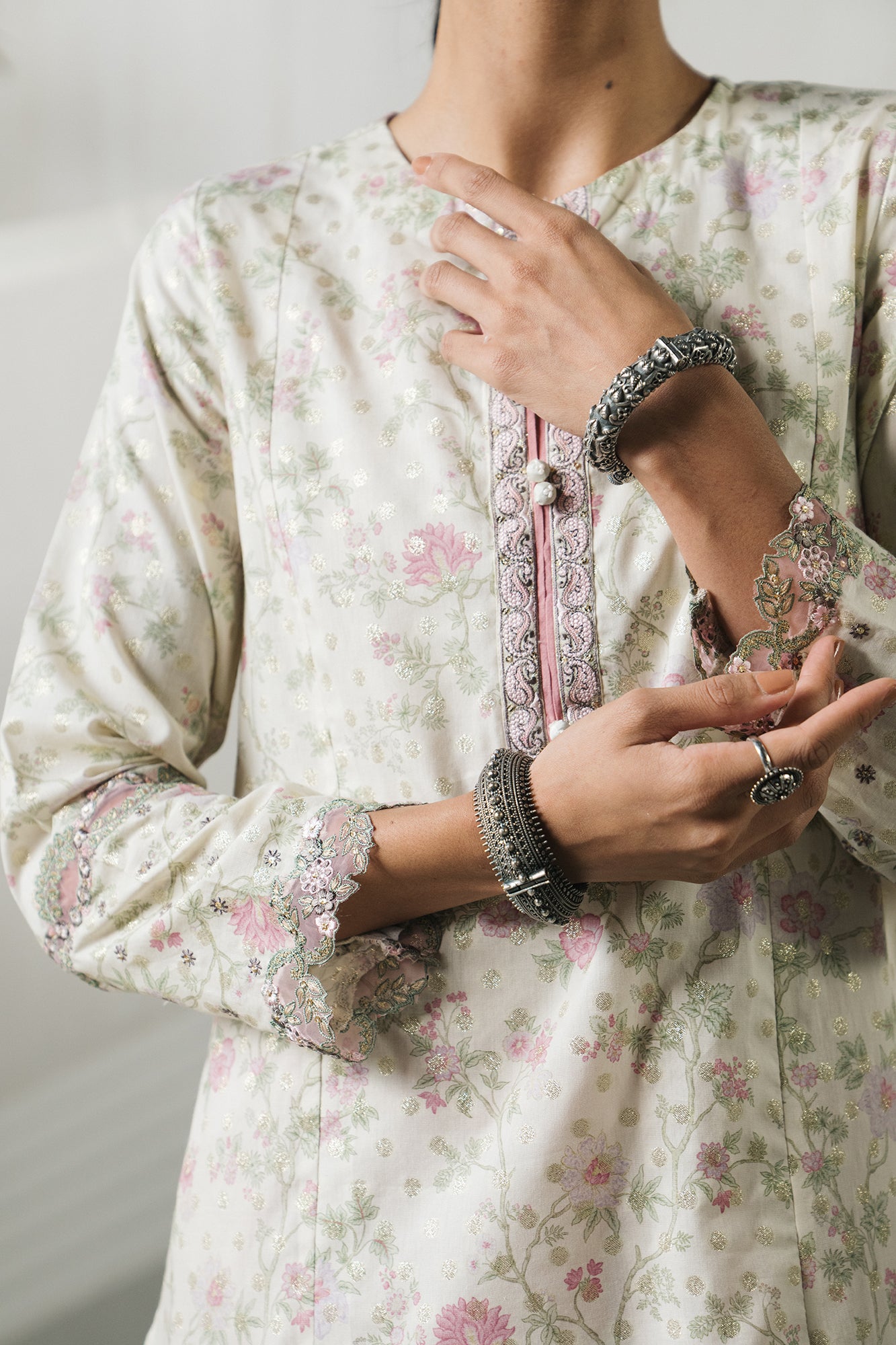 EMBROIDERED SUIT (E2392/103/002)