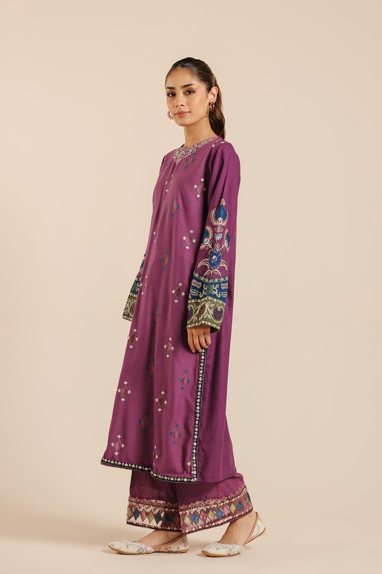 EMBROIDERED SUIT (E2622/103/518)