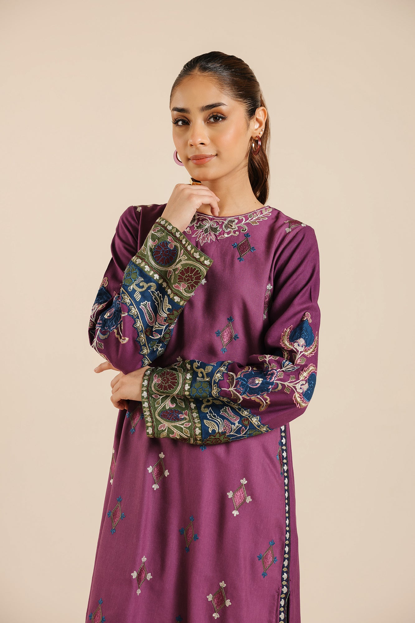 EMBROIDERED SUIT (E2622/103/518)