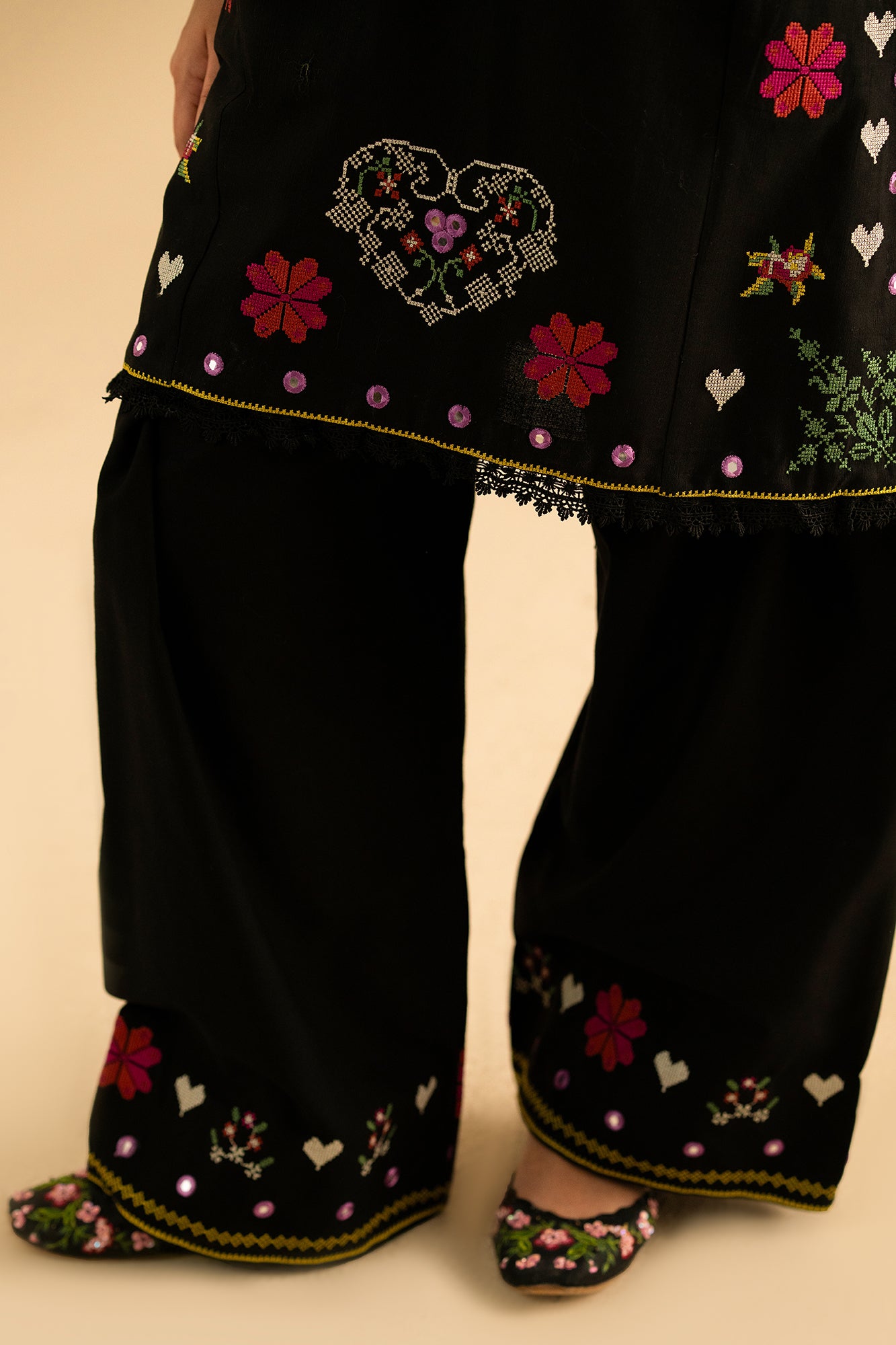 EMBROIDERED SUIT (E2747/103/901)