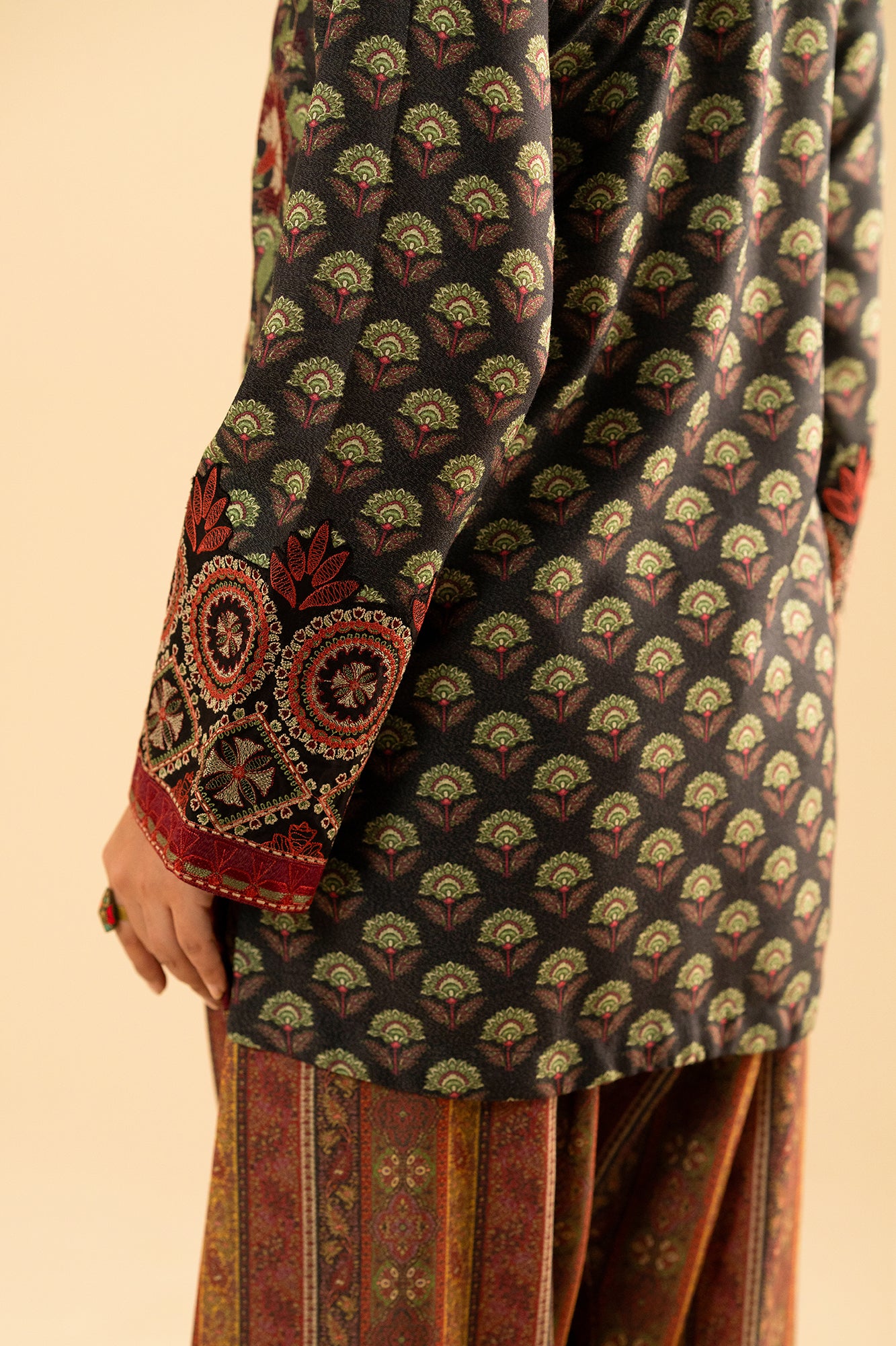 EMBROIDERED SUIT (E2770/103/901)