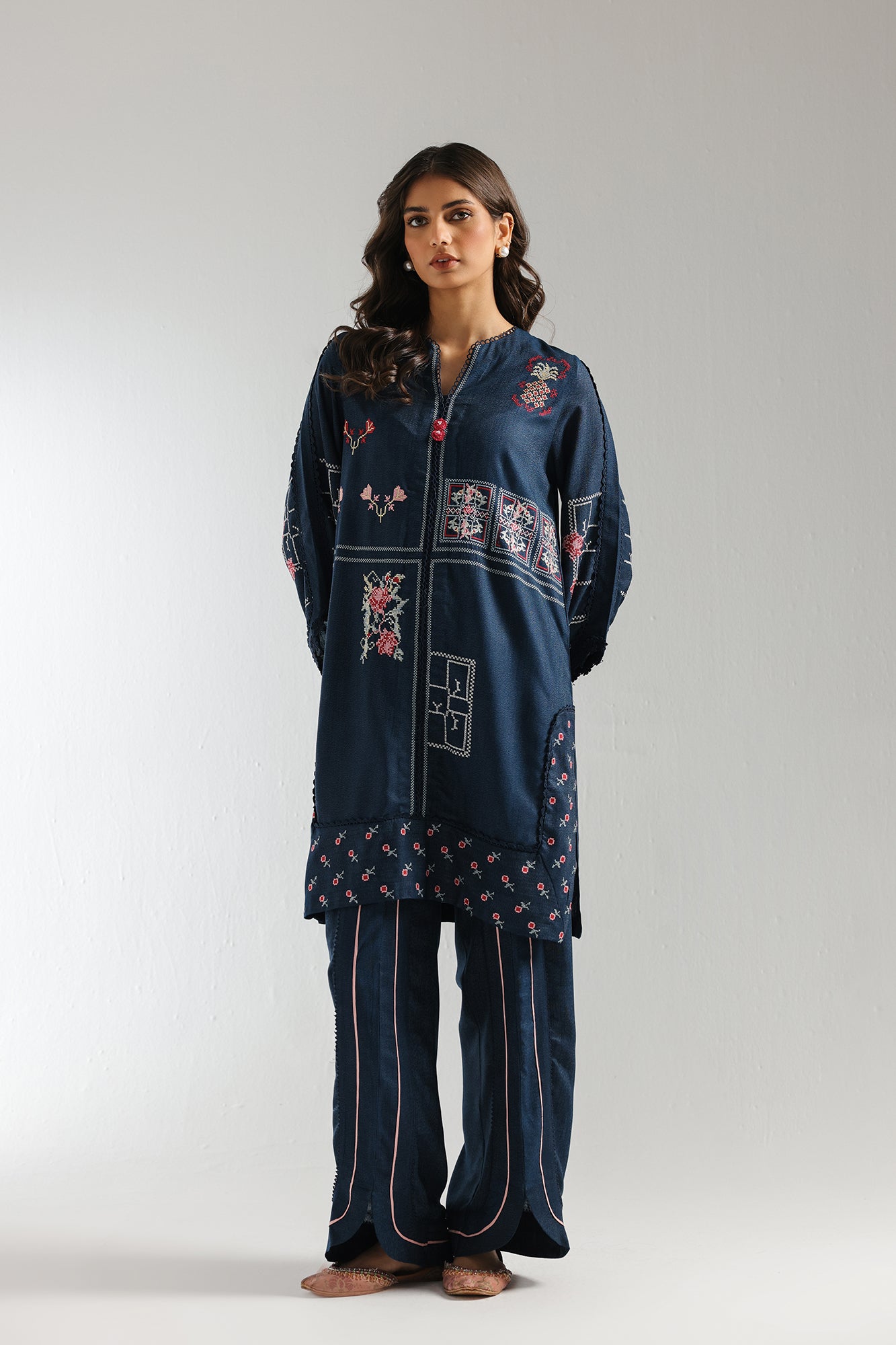 EMBROIDERED SUIT (E2779/103/618)