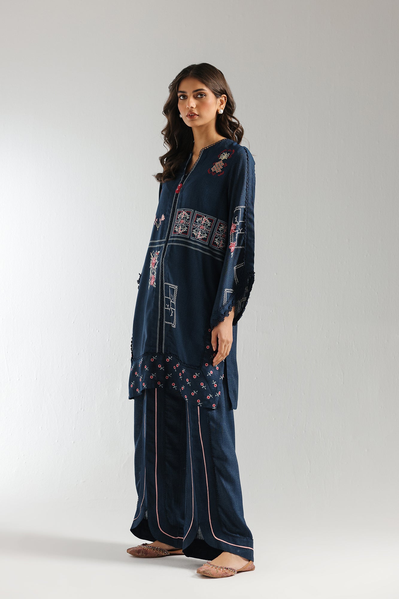 EMBROIDERED SUIT (E2779/103/618)