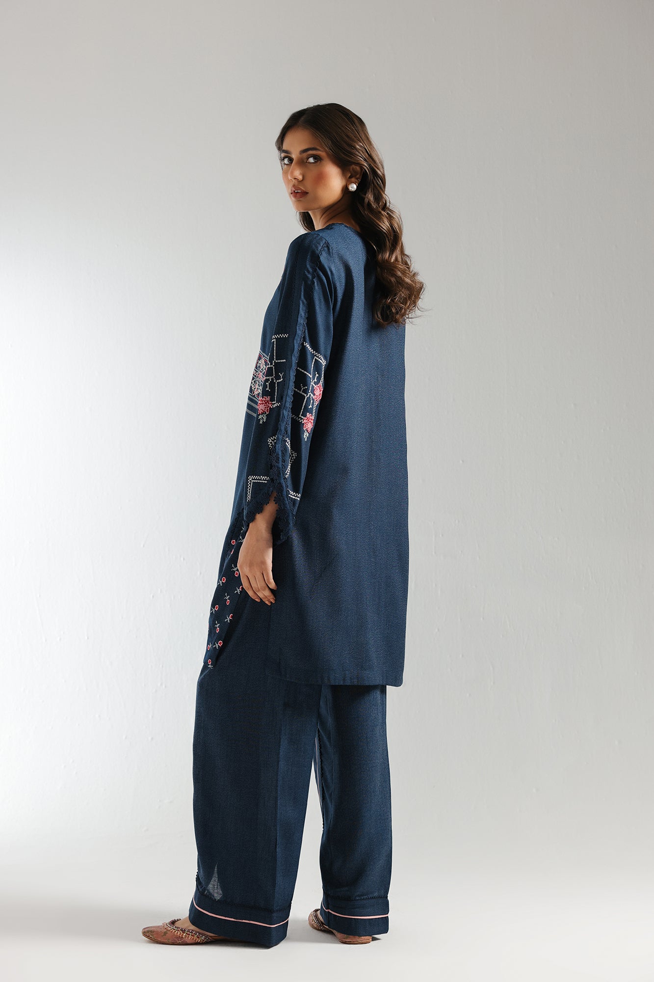 EMBROIDERED SUIT (E2779/103/618)