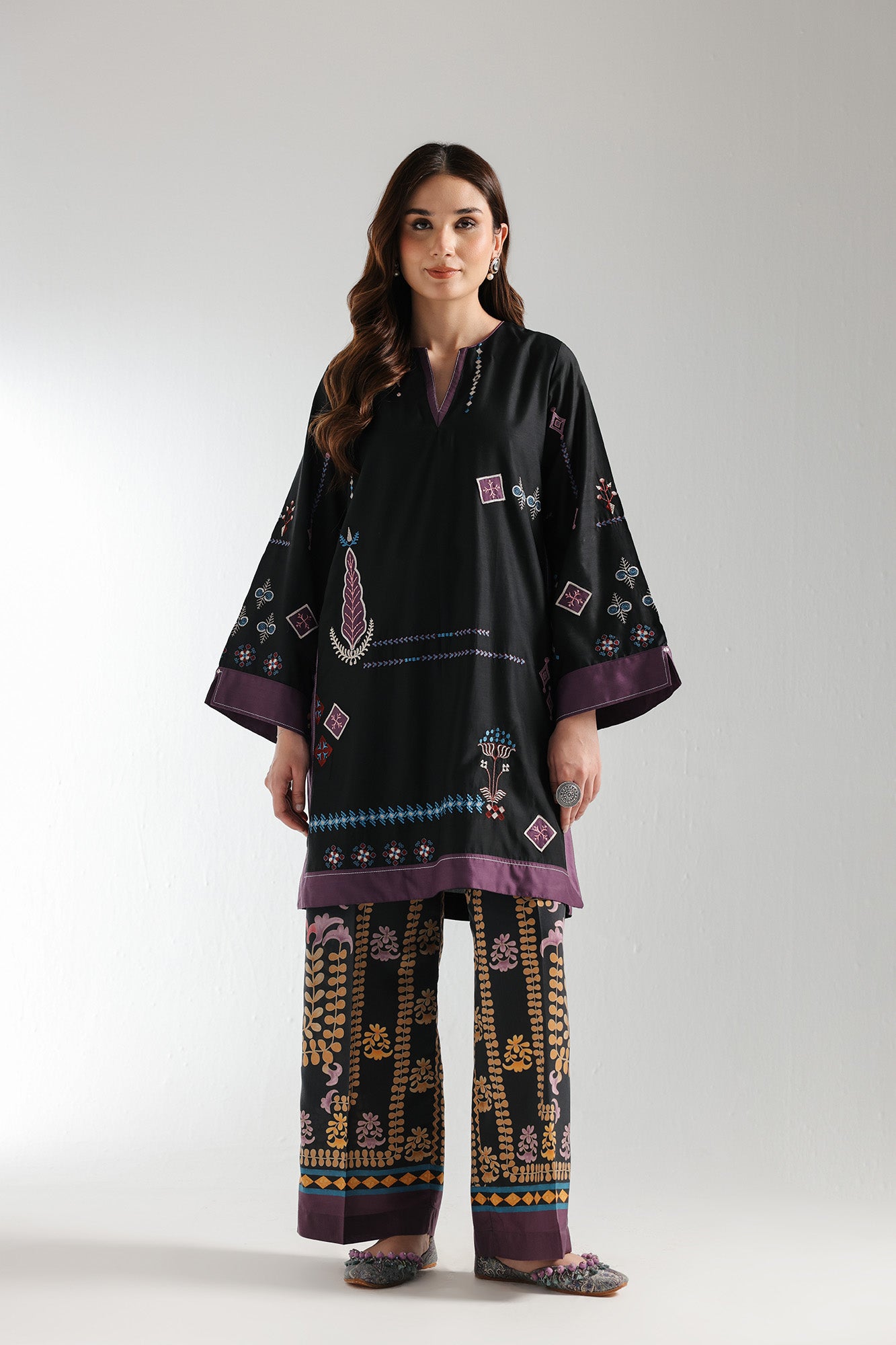 EMBROIDERED SUIT (E2932/103/902)