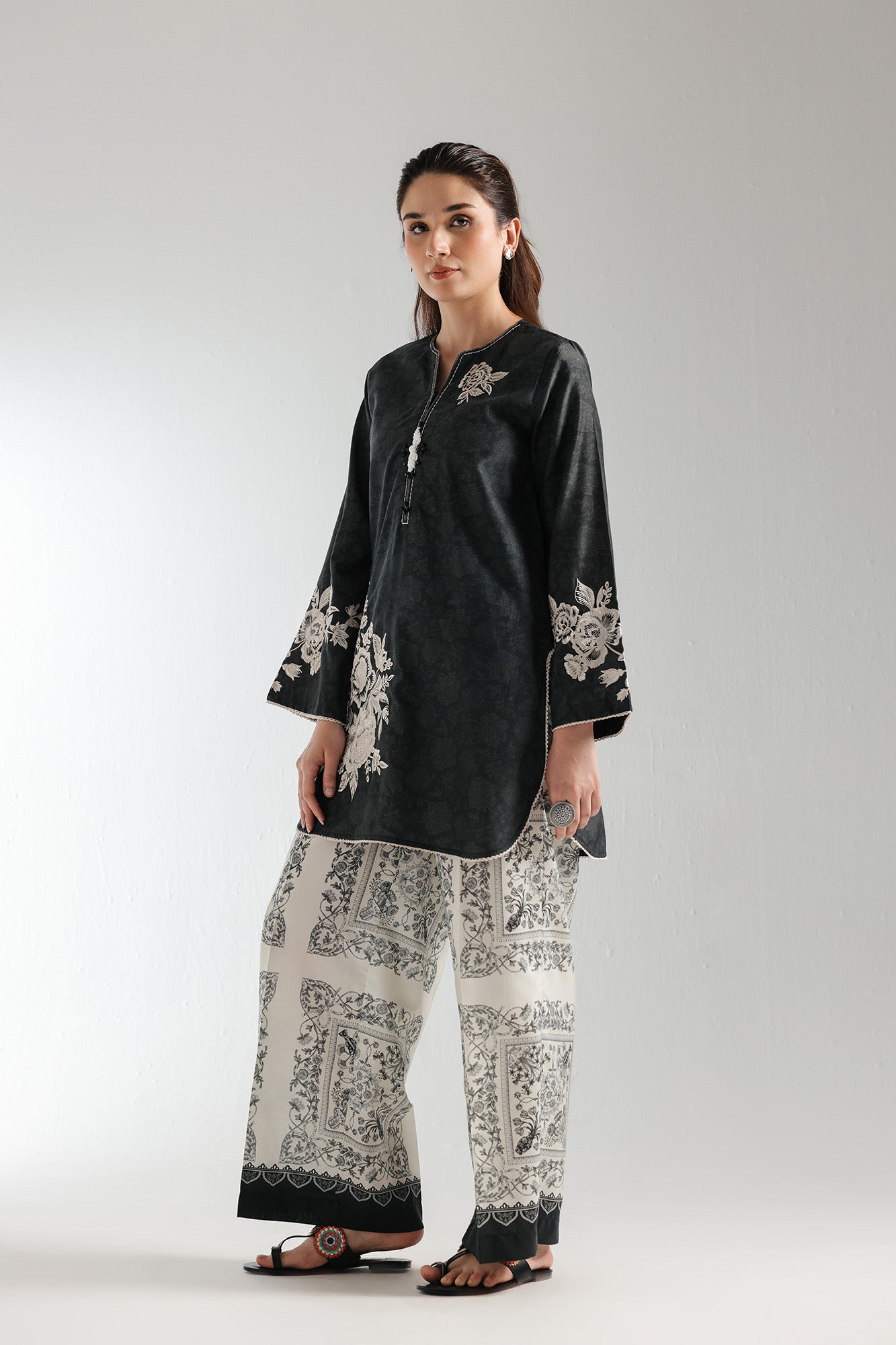 EMBROIDERED SUIT (E2940/103/901)