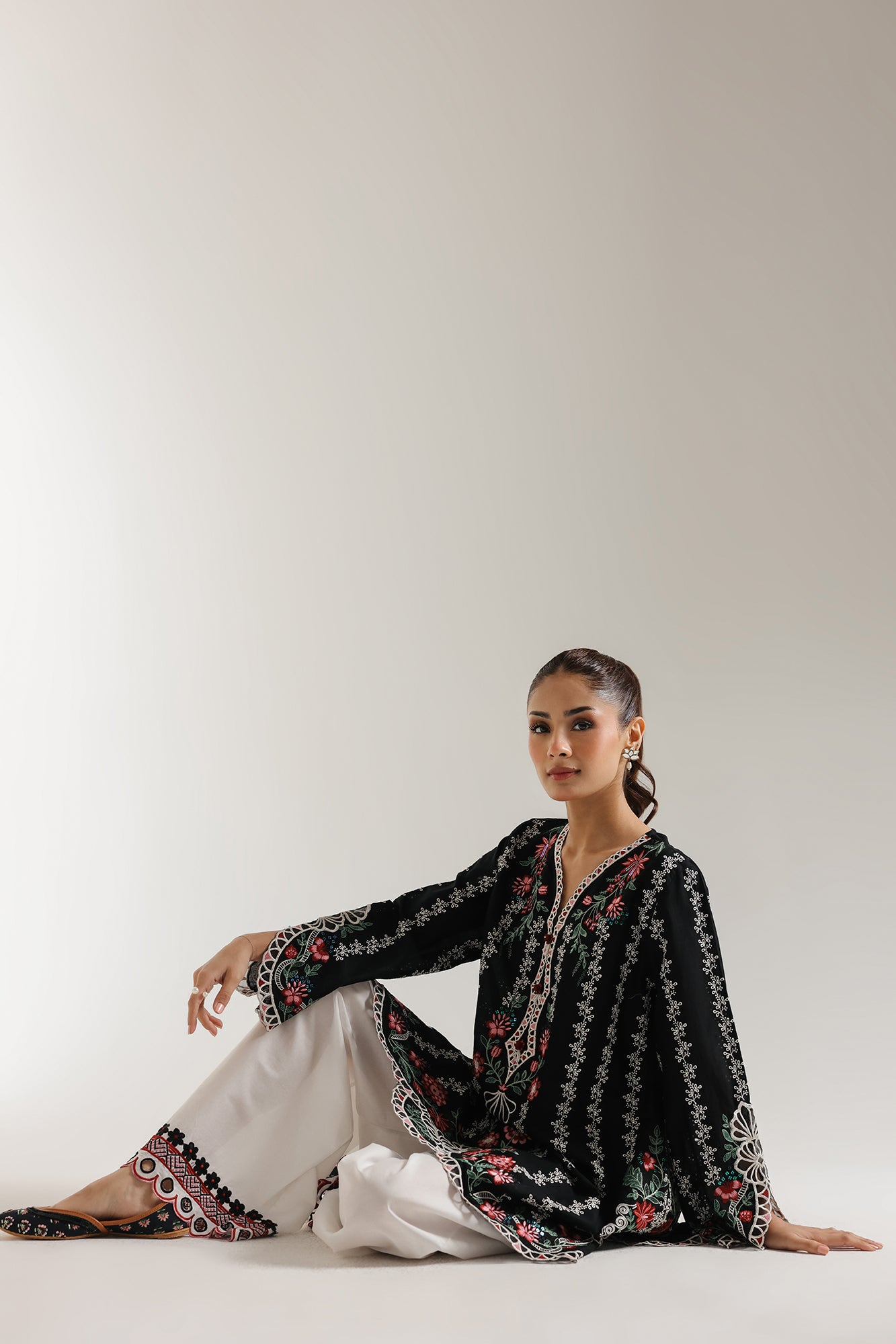 EMBROIDERED SUIT (E103/902/3219)
