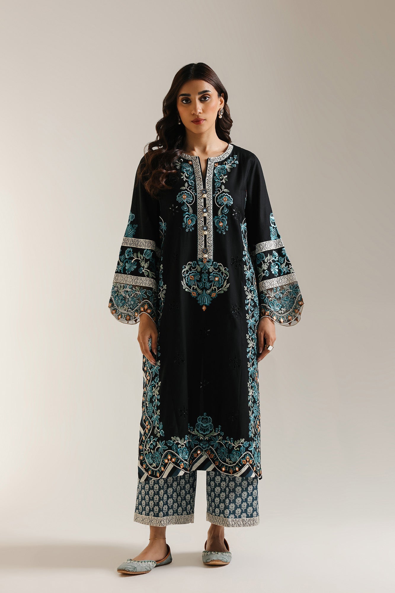 EMBROIDERED SUIT (E103/902/3245)