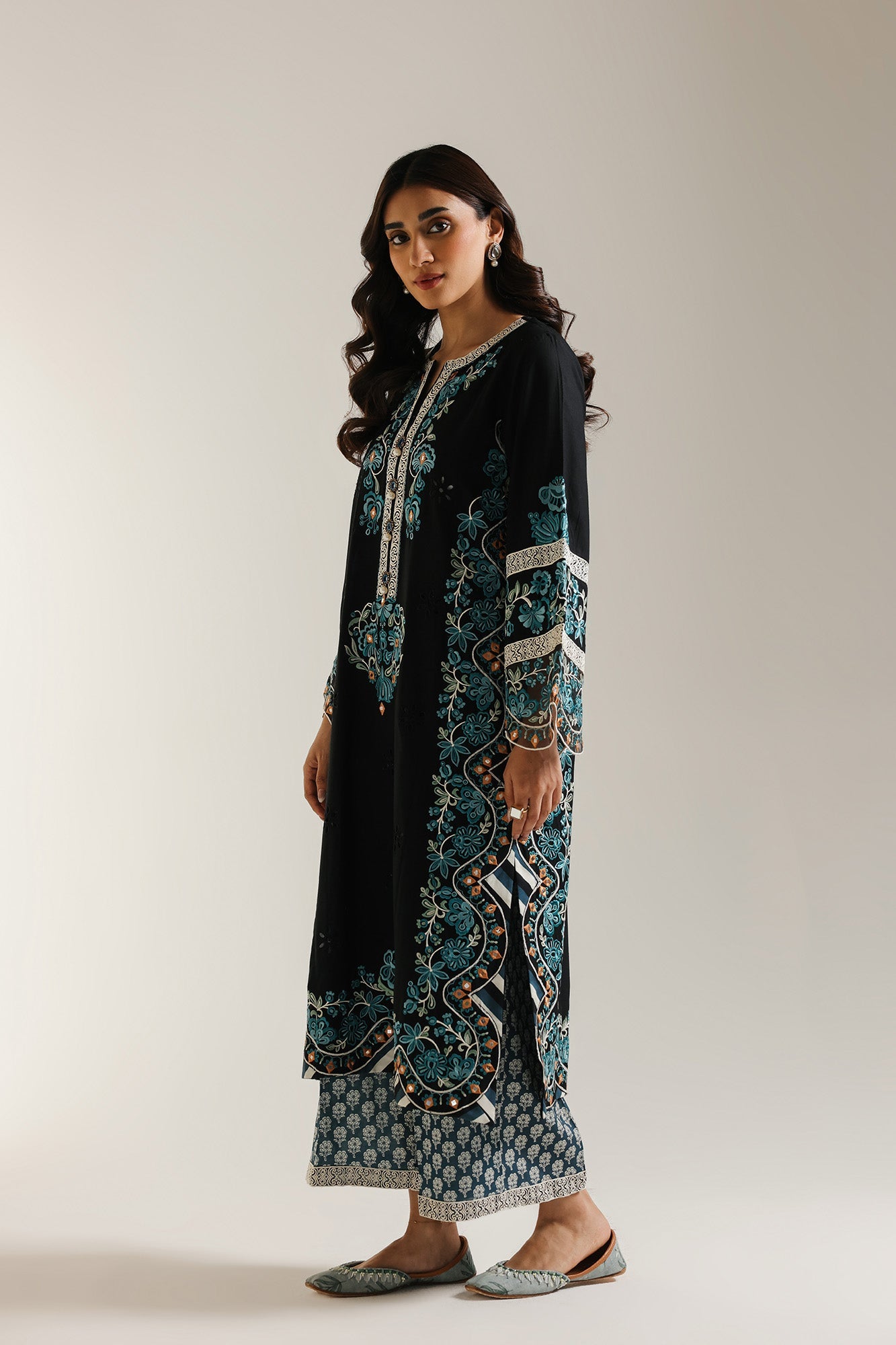 EMBROIDERED SUIT (E103/902/3245)