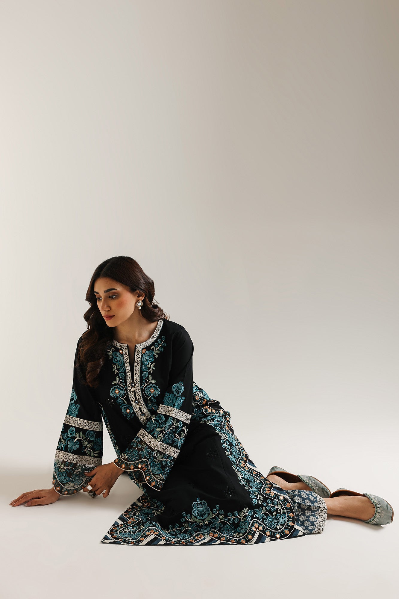 EMBROIDERED SUIT (E103/902/3245)