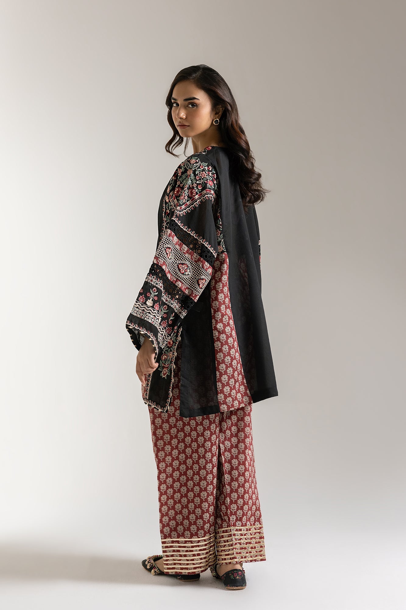 EMBROIDERED SUIT (E103/901/3277)