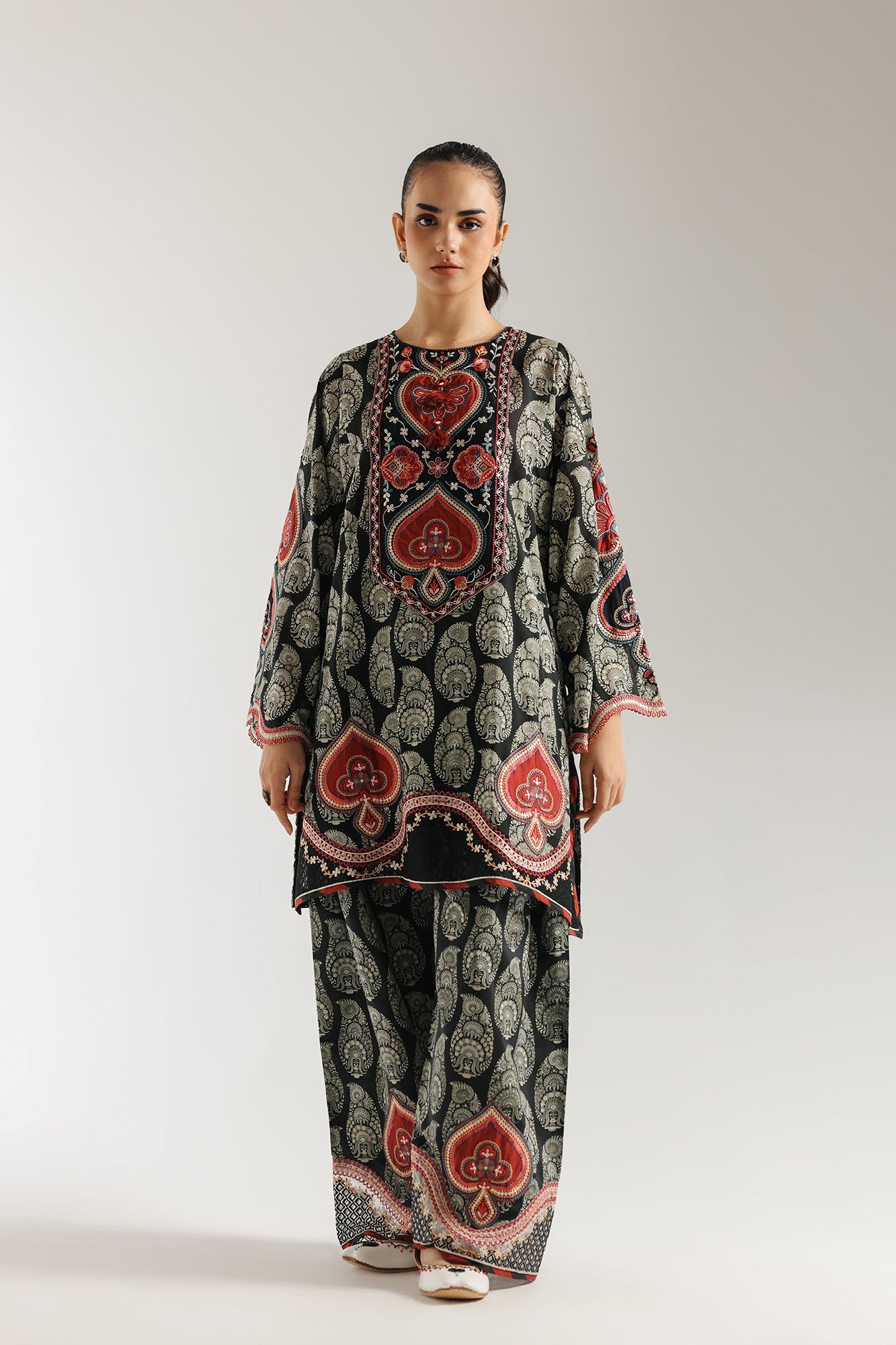 EMBROIDERED SUIT (E103/902/3296)