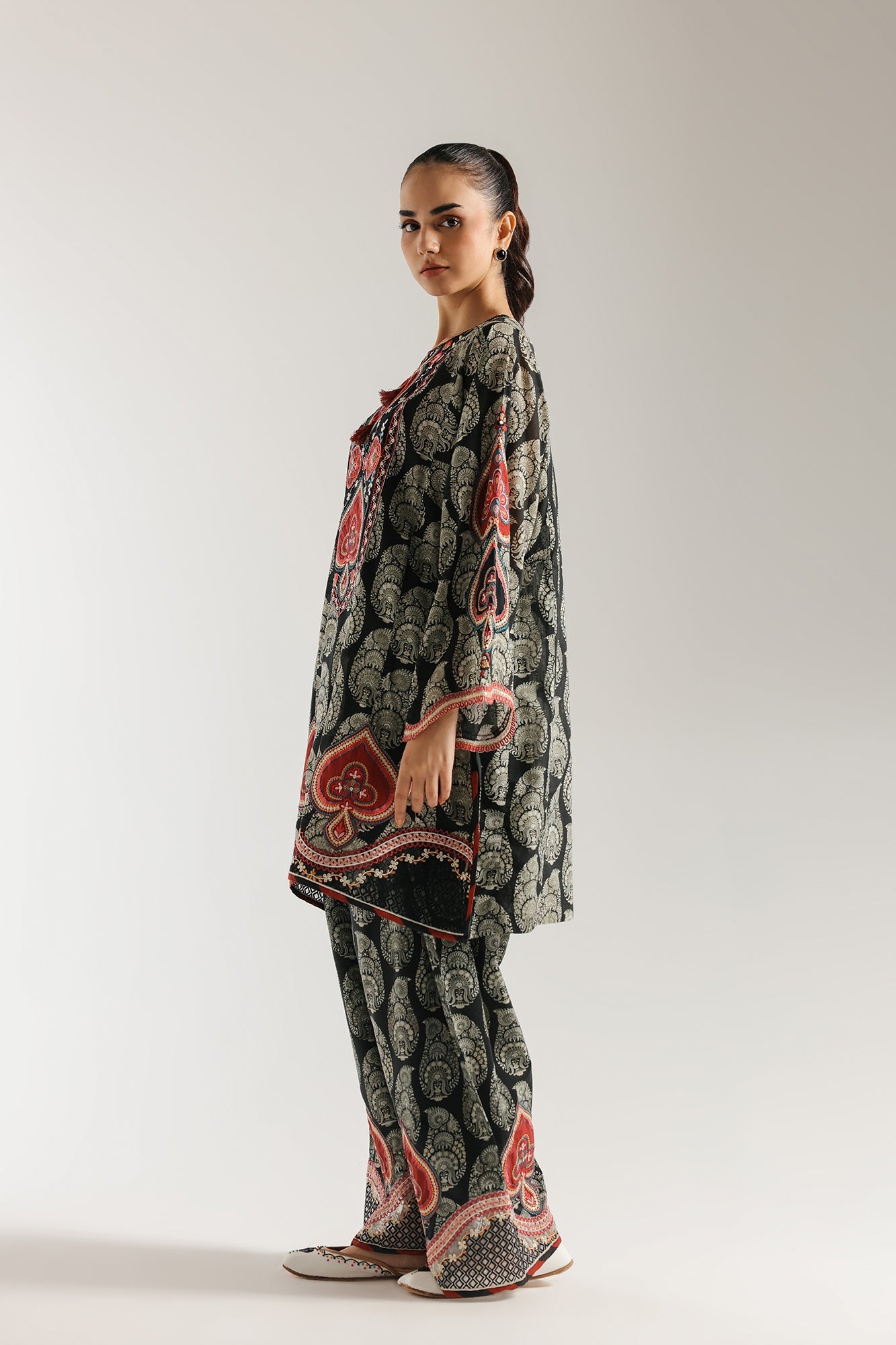EMBROIDERED SUIT (E103/902/3296)