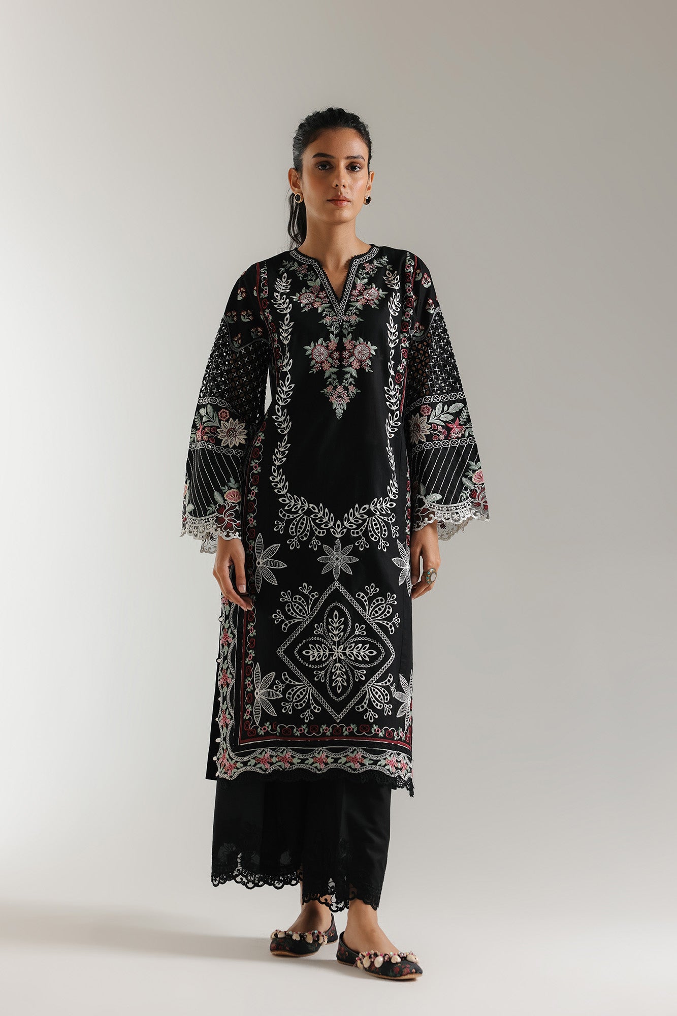 EMBROIDERED SUIT (E103/902/3320)