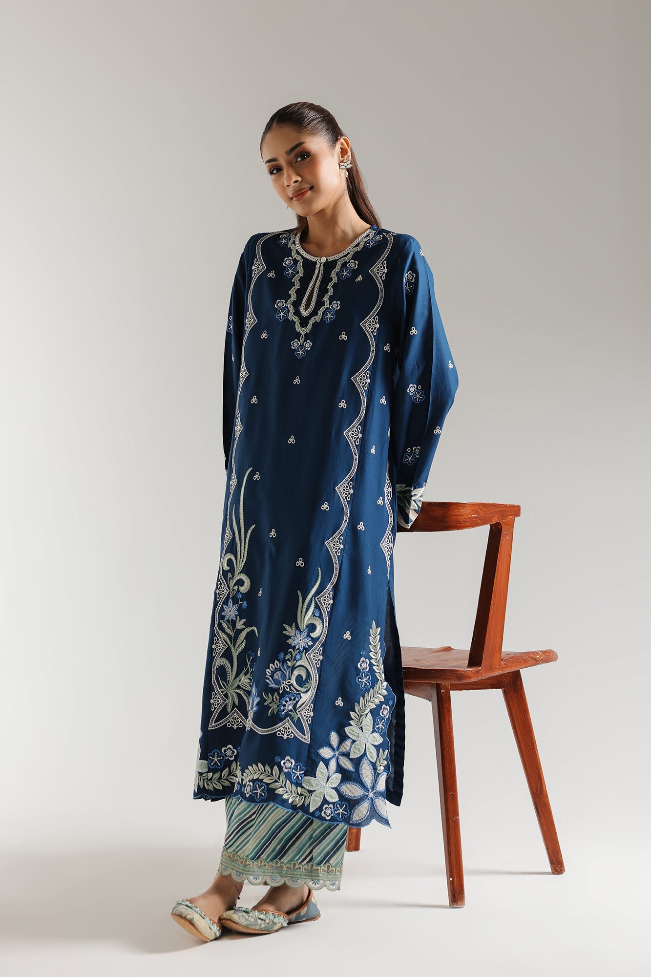EMBROIDERED SUIT (E103/622/3326)