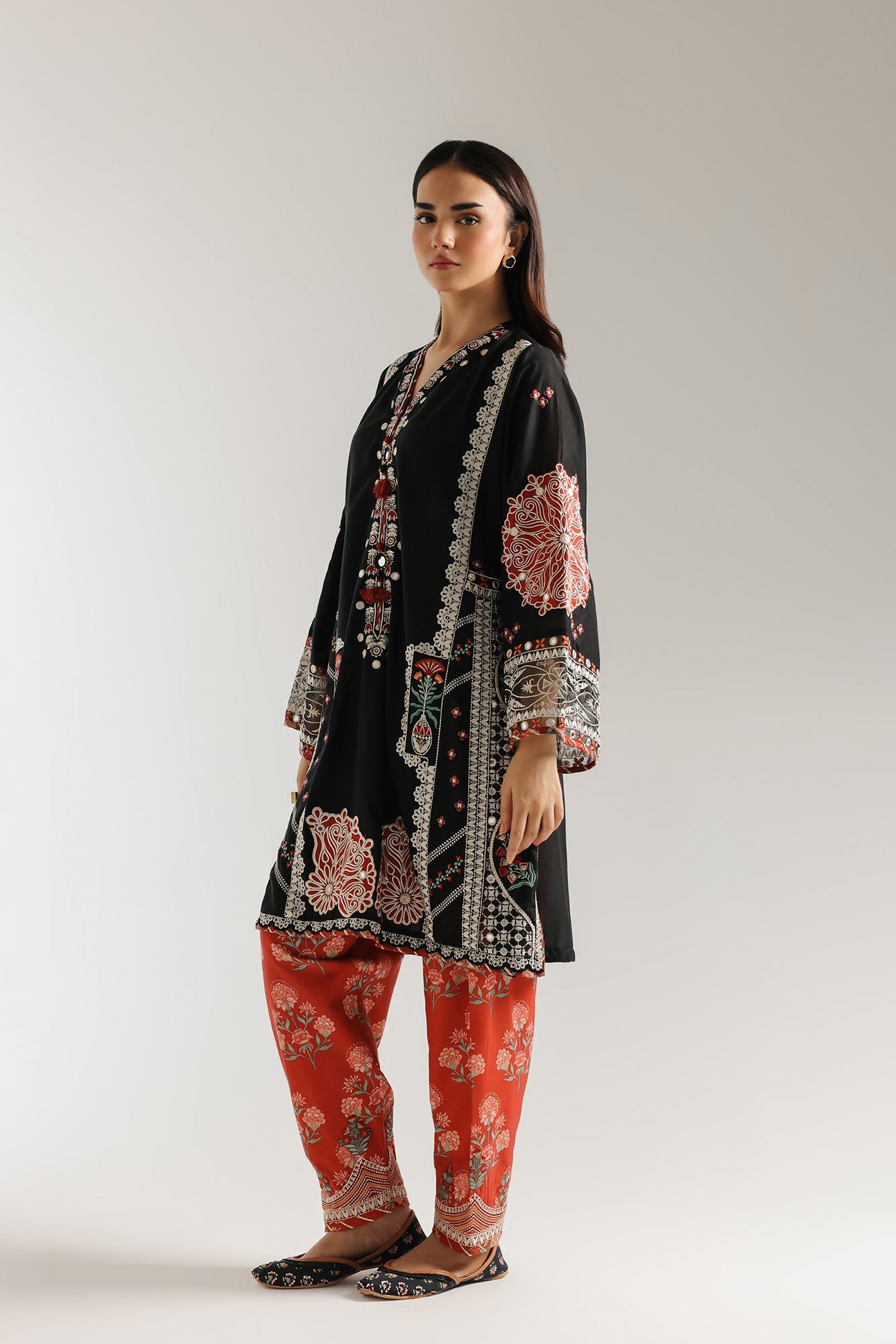 EMBROIDERED SUIT (E3396/103/902)