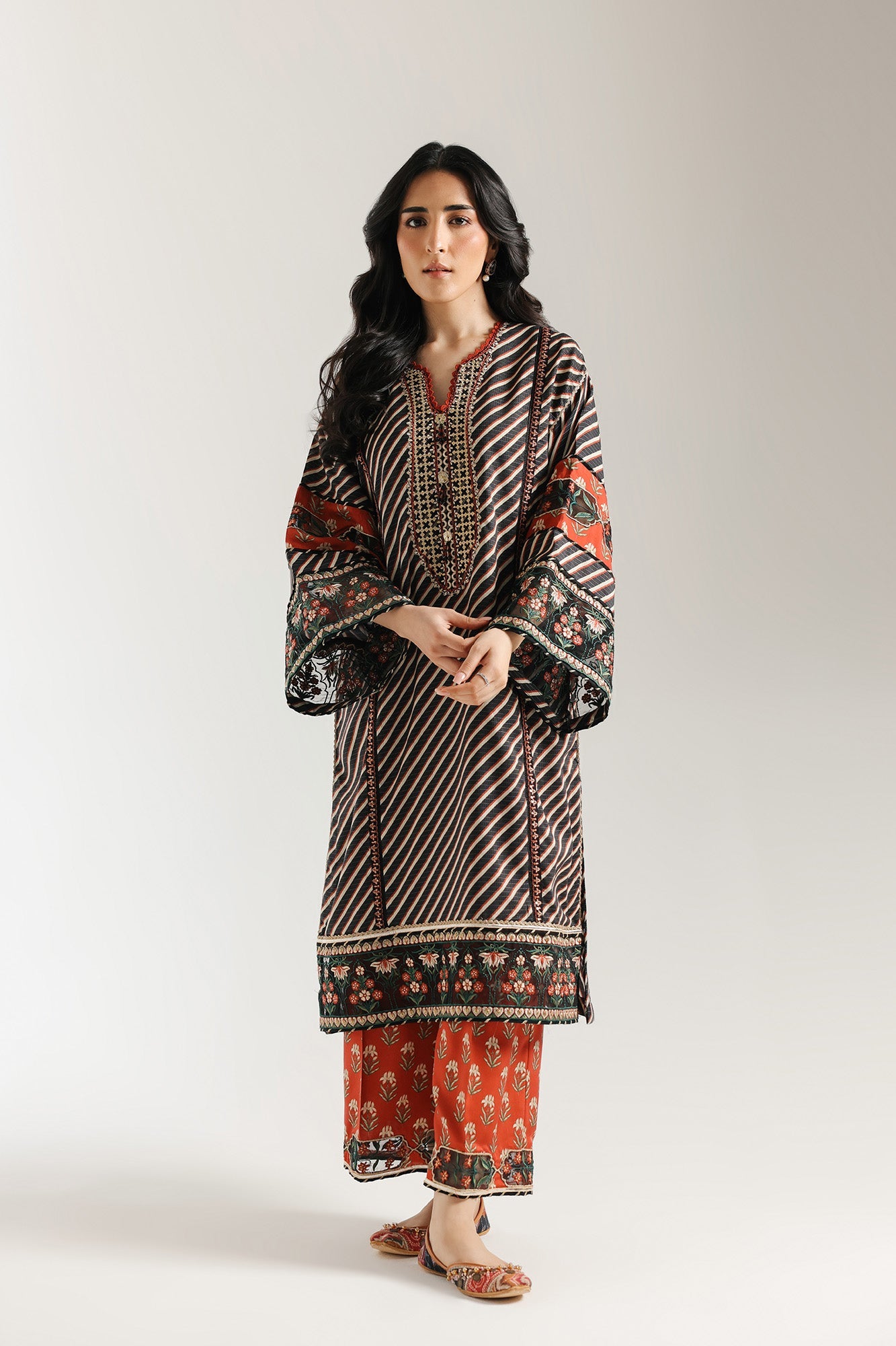 EMBROIDERED SUIT (E3453/103/901)