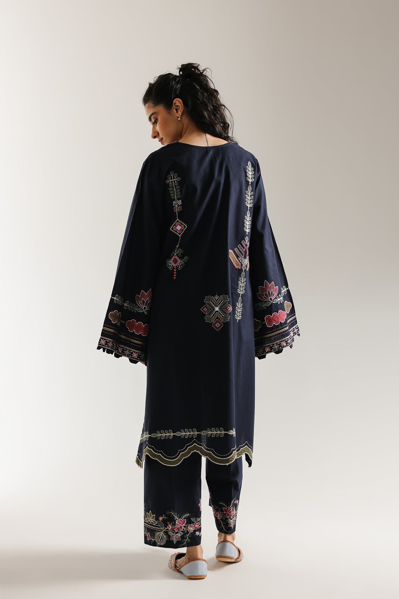 EMBROIDERED SUIT (E3629/103/624)